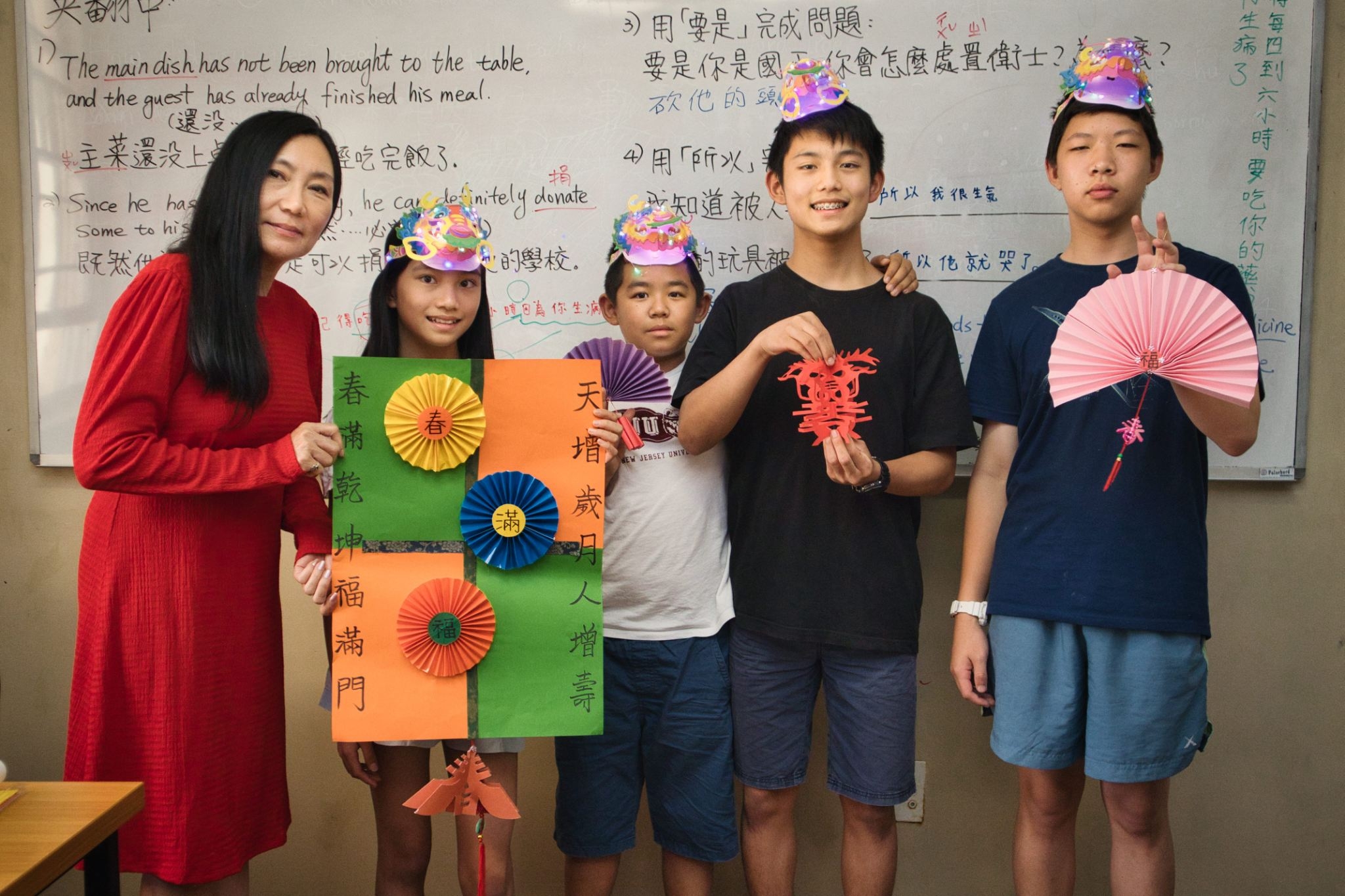 劉玫蒨老師帶領學童製作龍年燈籠、春聯及剪紙