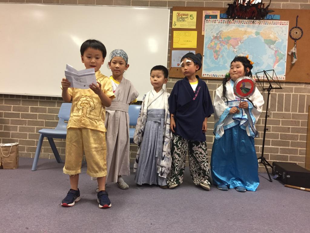 給大家表演一個古裝兒童劇