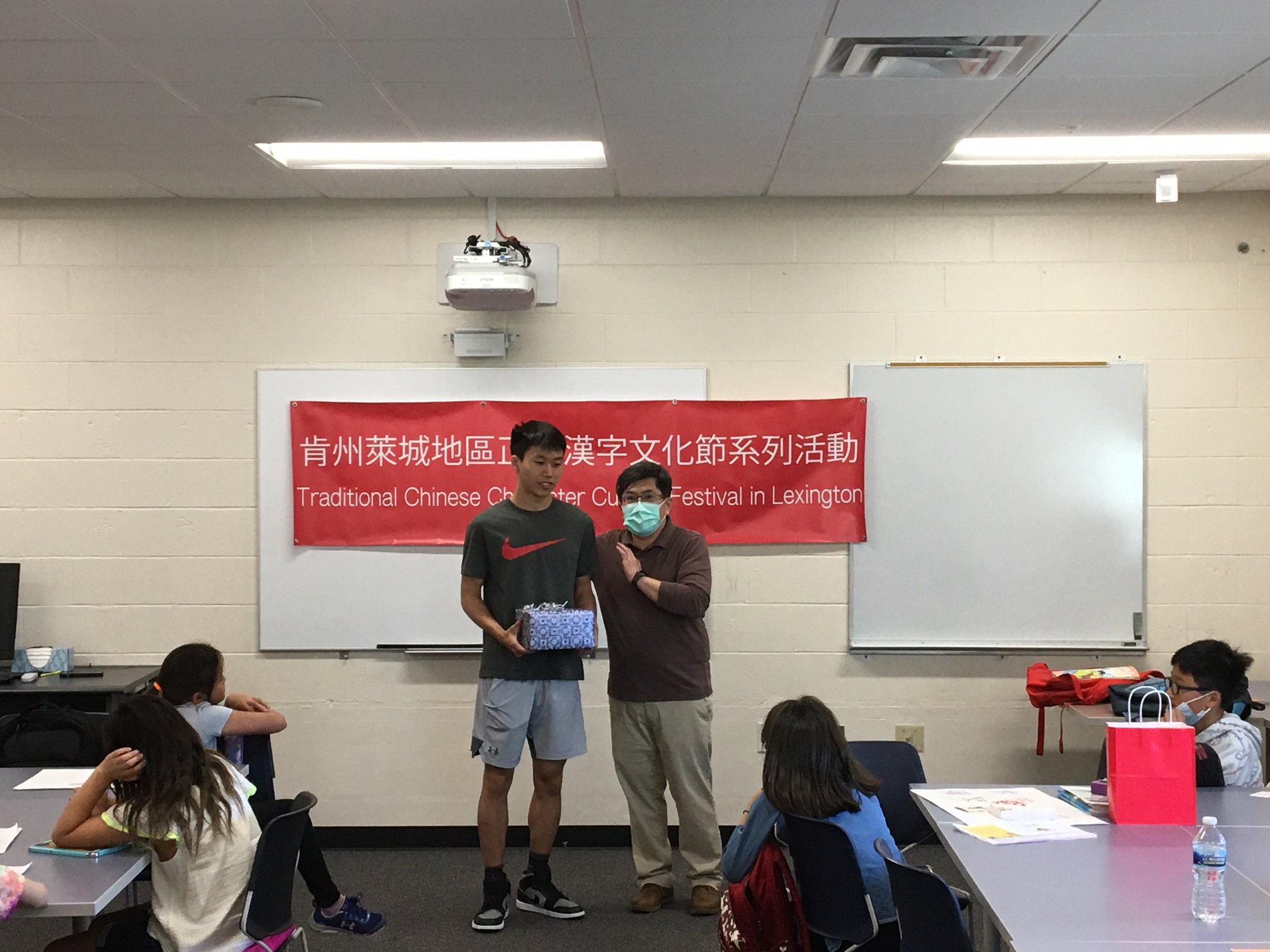 臺灣同鄉會張光男會長與會並協助頒獎