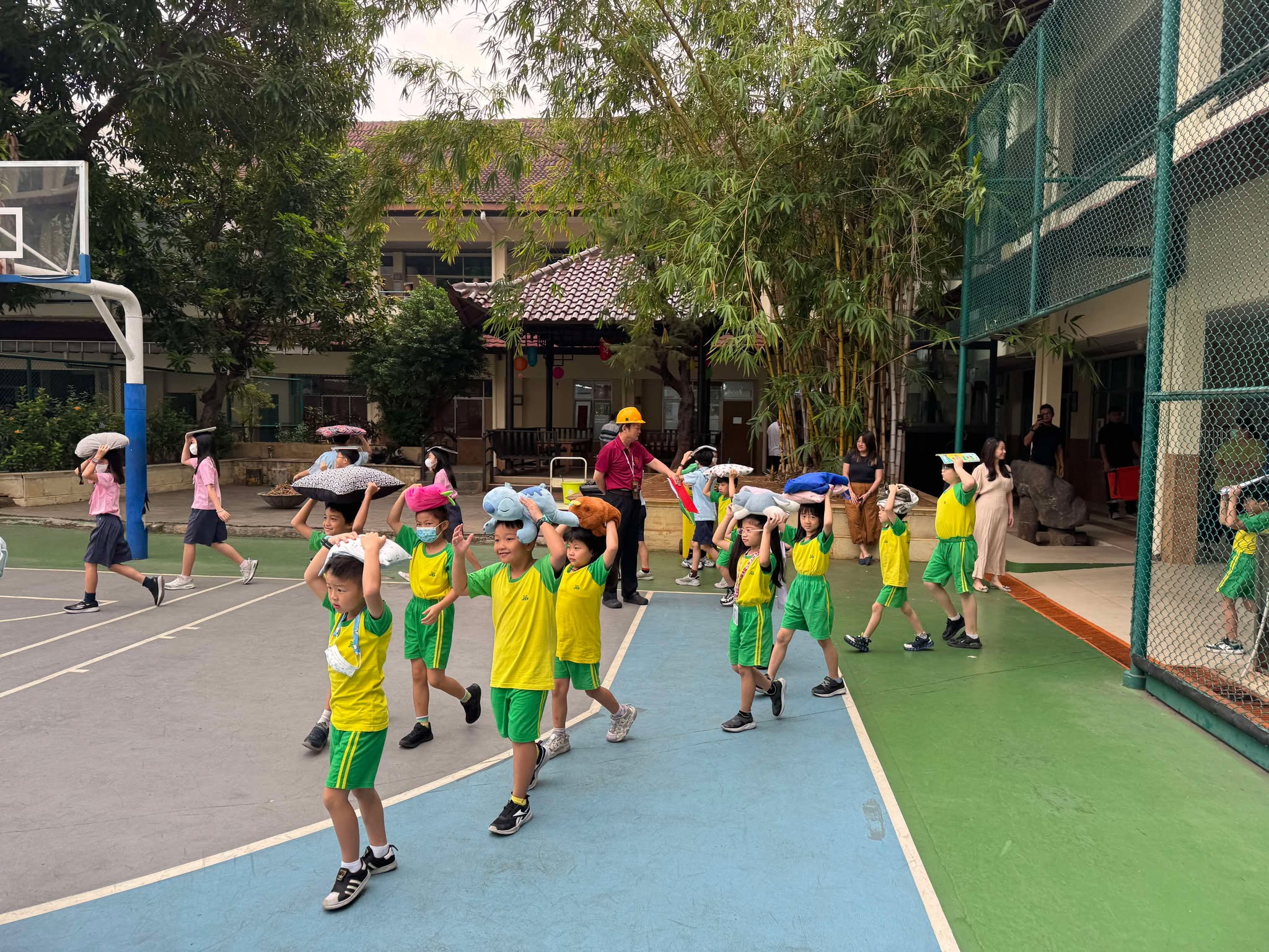 地震稍歇後，師生集合避難維持不推、不跑、不語三原則