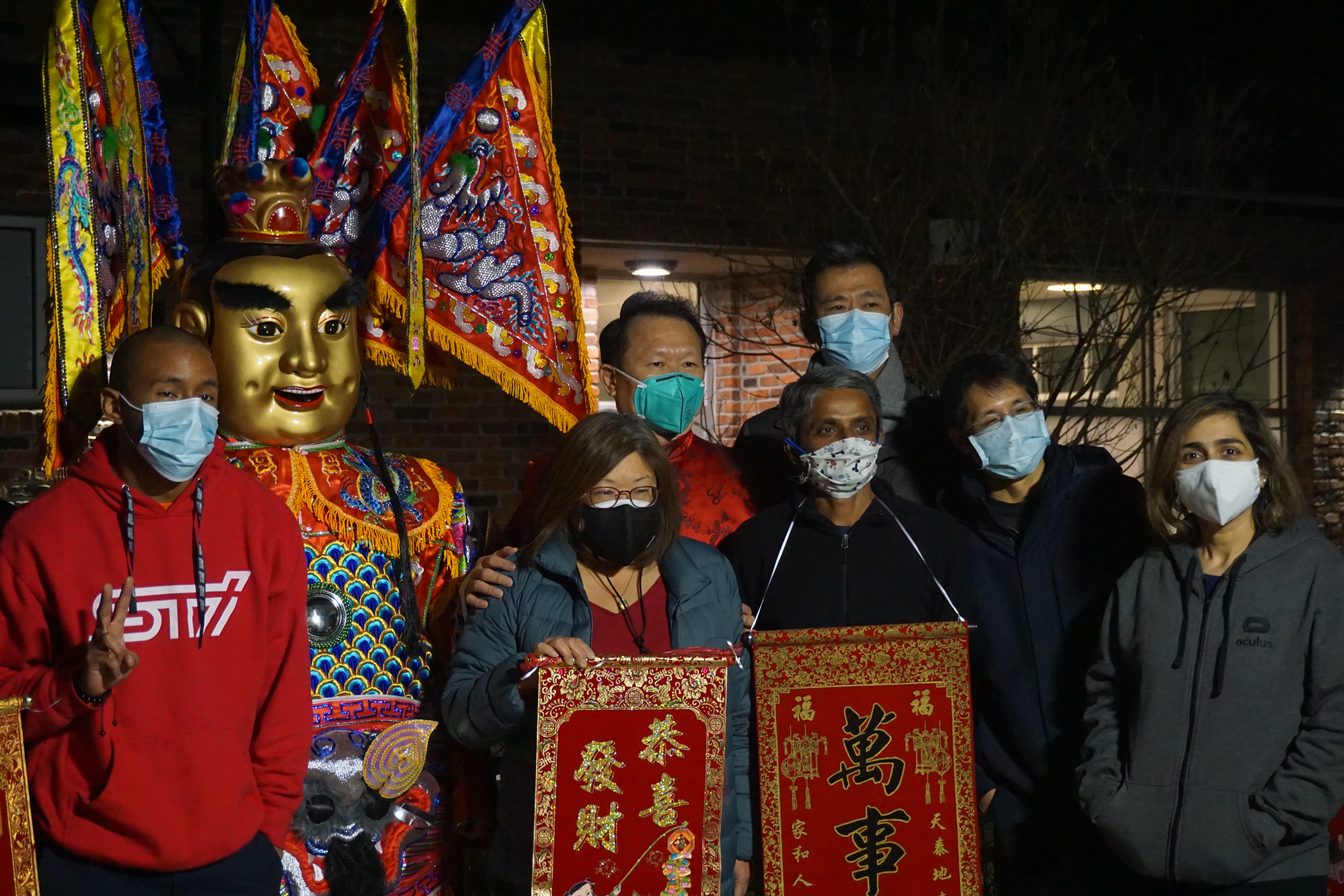 融入中華文化課程。寇惠風校長與矽谷中文學校臺灣華語文學習中心全體師生合影