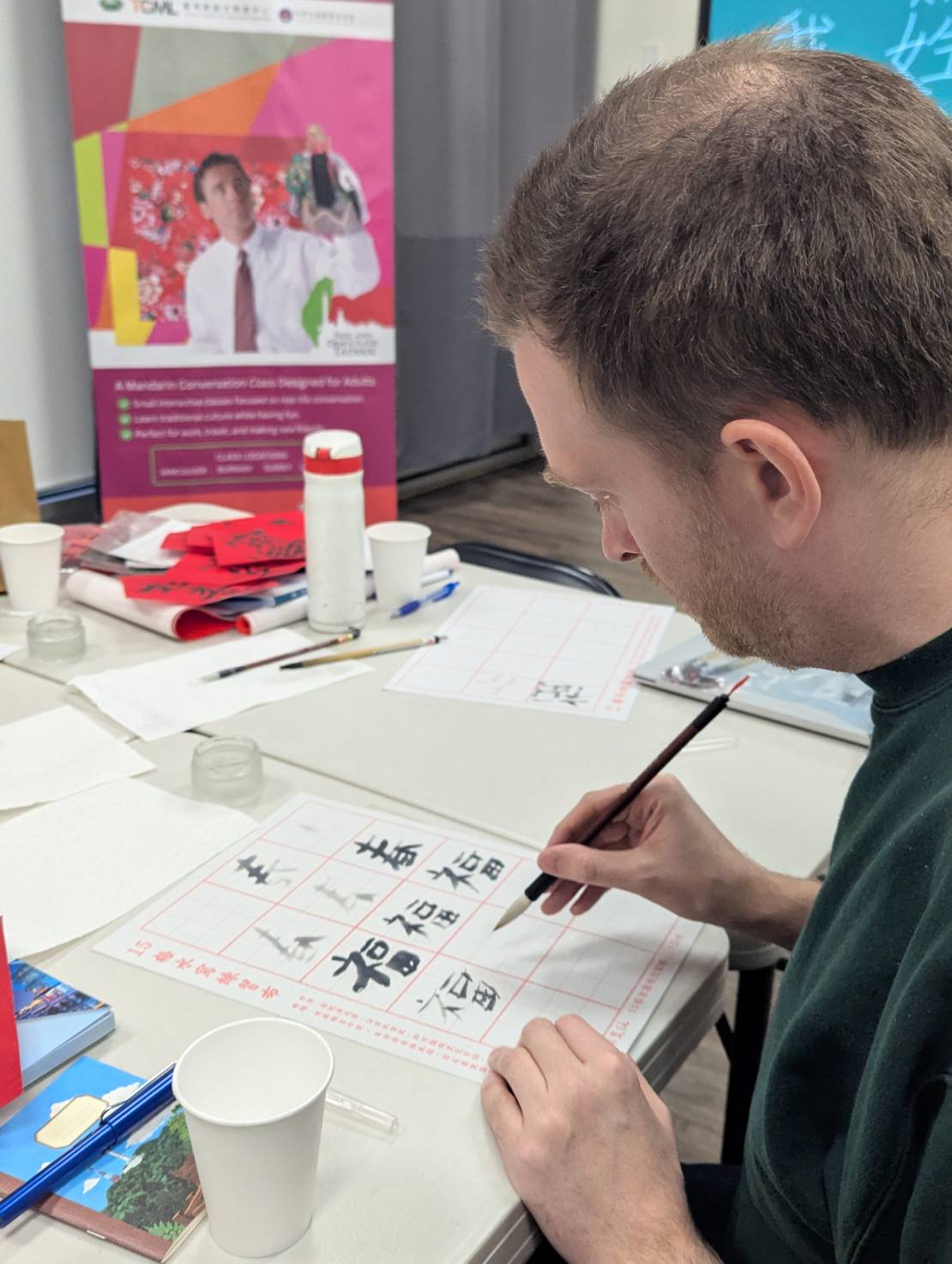 學員在水寫布上臨摹書法