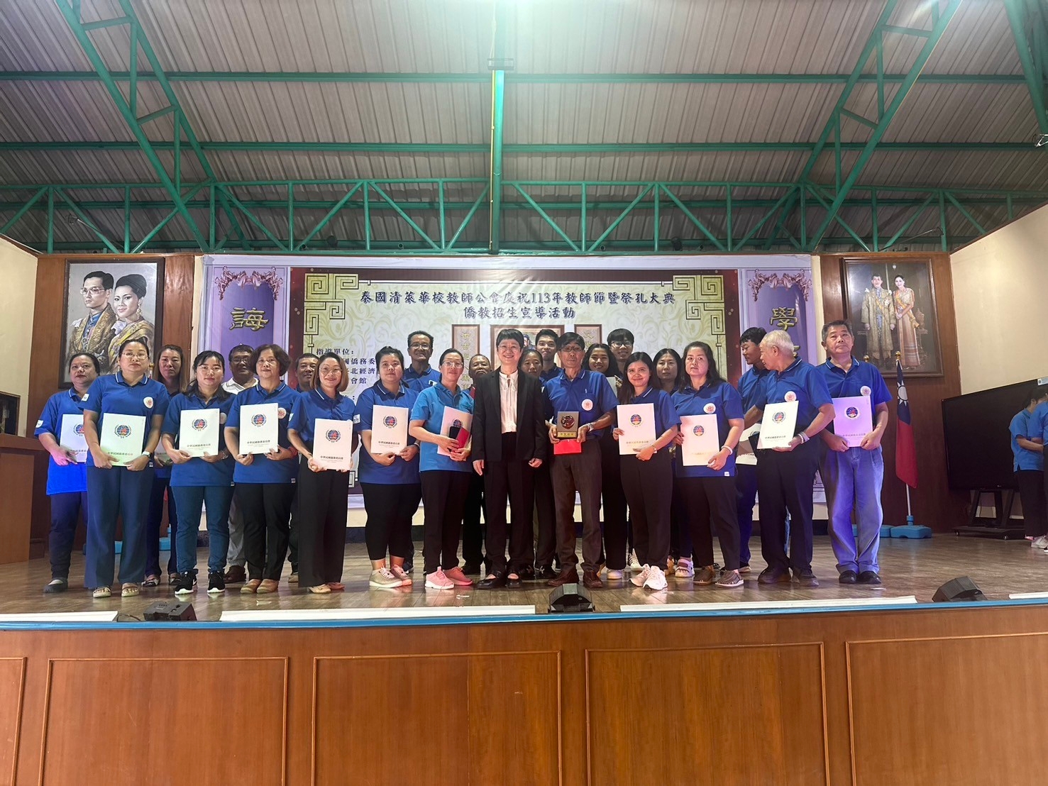 清萊地區僑務委員會113海外僑民學校教師獎勵獲獎教師大合照