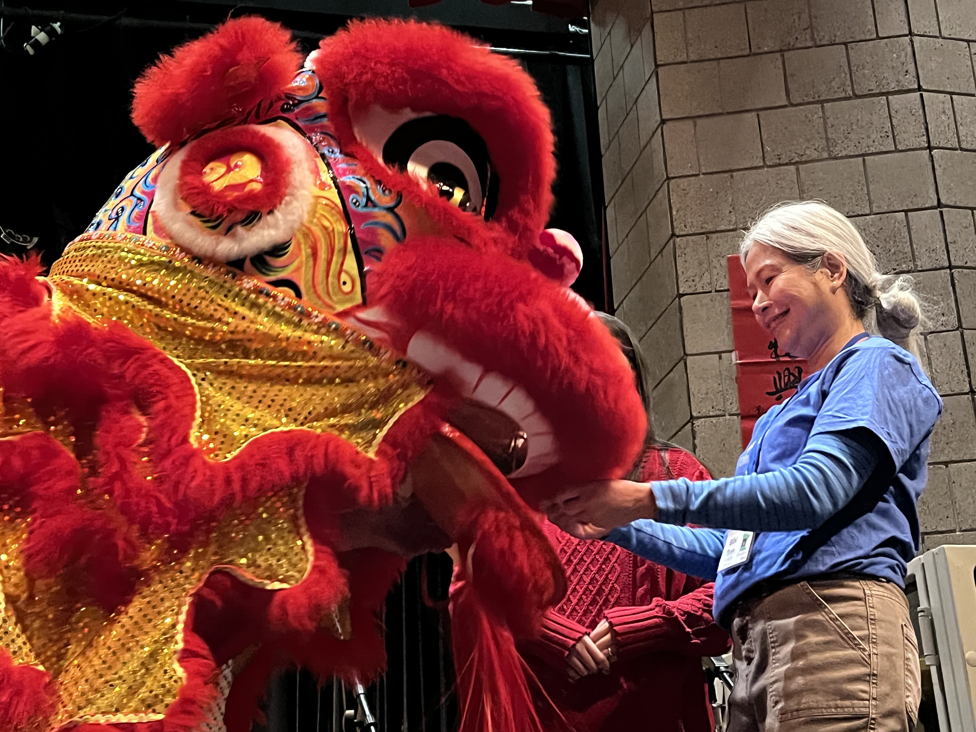 二年級學員餵獅子紅包感受年節熱鬧氣氛