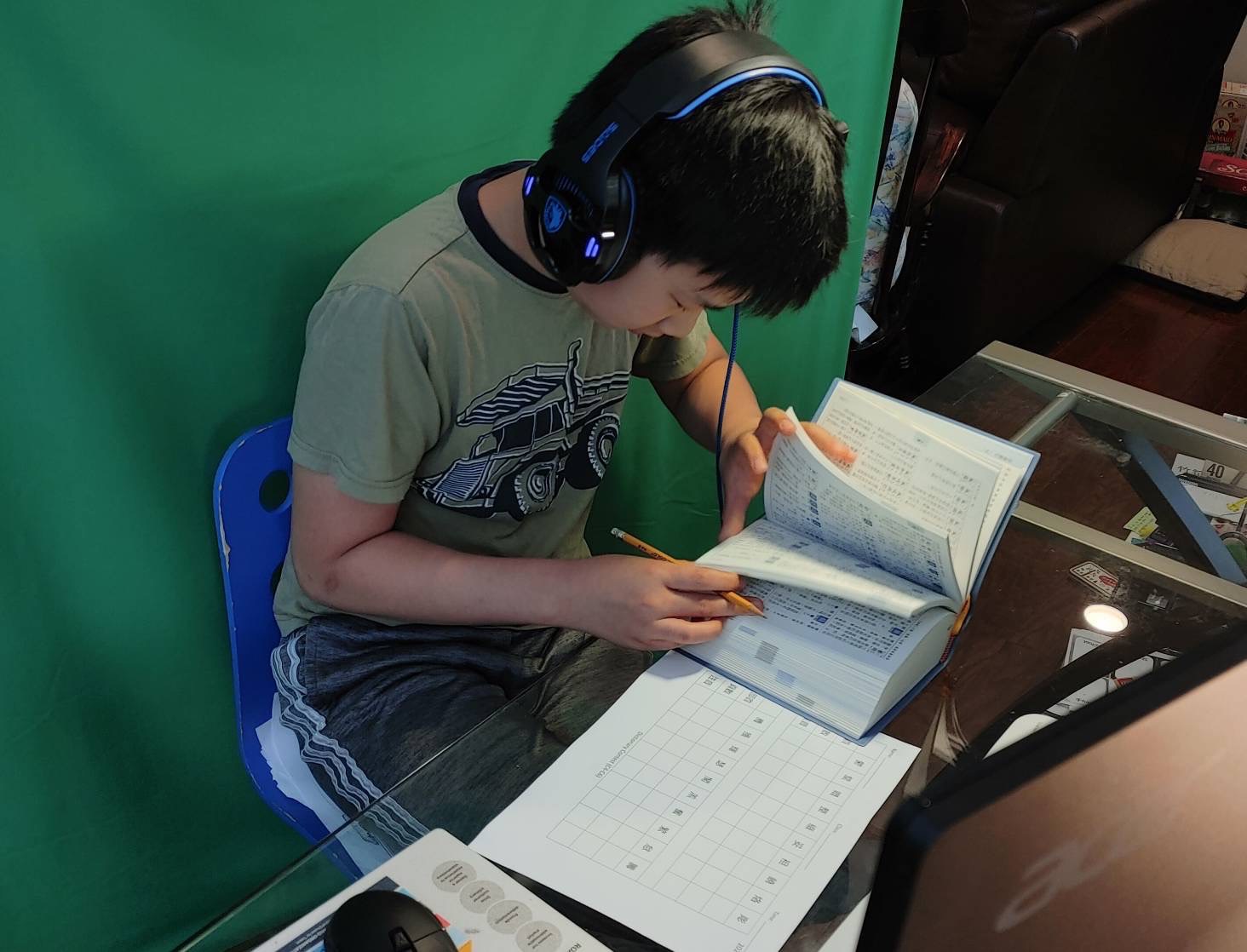 為了防止干擾就要戴上抗噪耳機