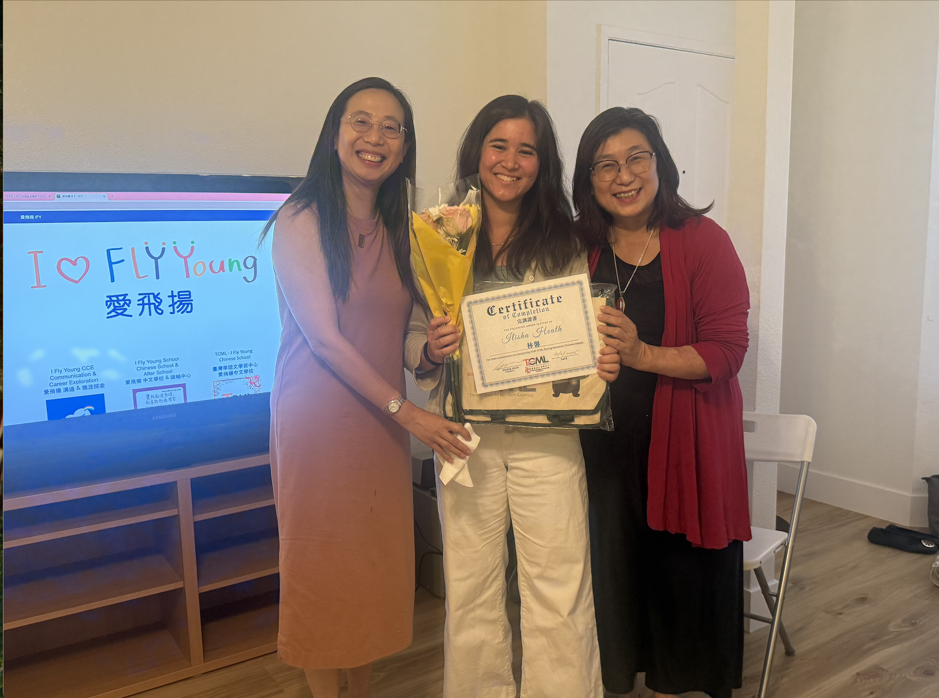 頒發證書與禮物，慶祝學生結業