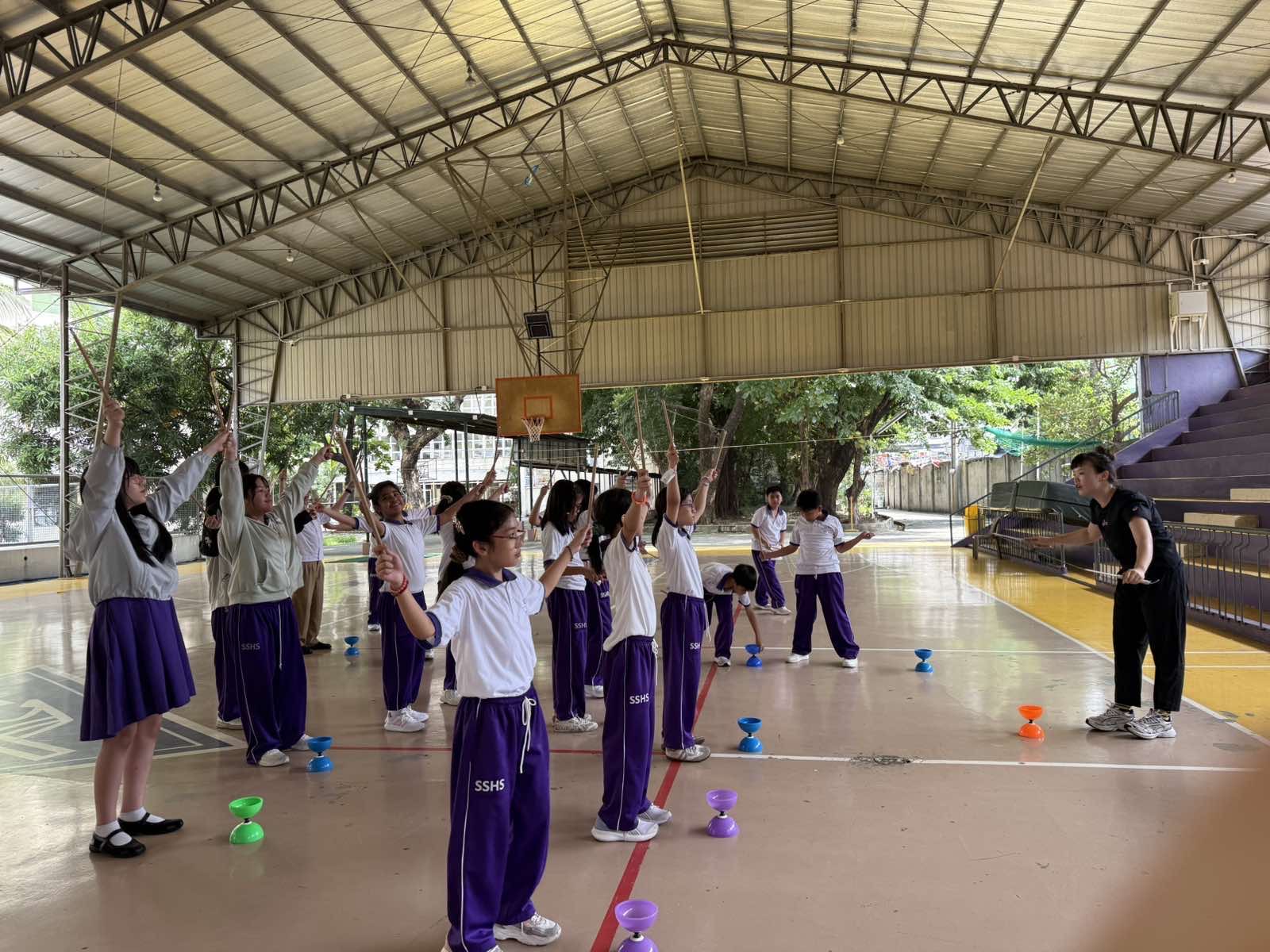 吳佩芹老師帶領學生學習扯鈴基本技巧。