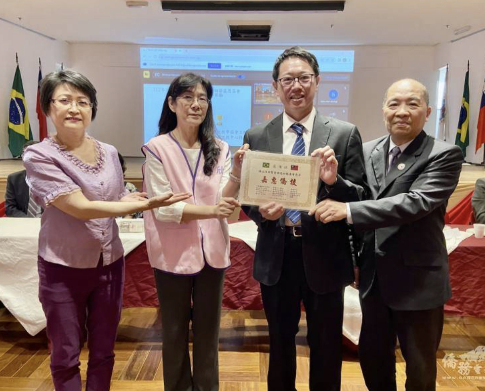 會長趙士縈（左二）、副會長林志孟（右一）、副會長羅蘭芳（左一）代表各中文學校致贈感謝狀給主任張希賢（右二）