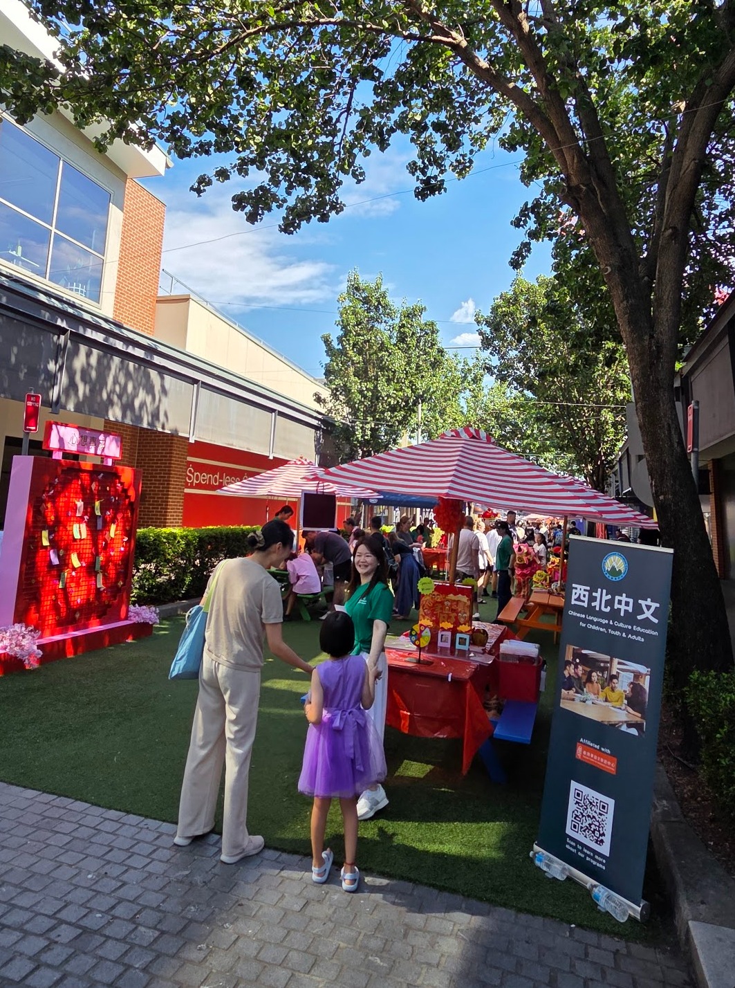  現場設置 TCML 易拉寶與諮詢櫃檯，向主流人士推廣成人華語課程與台灣各項教育政策。