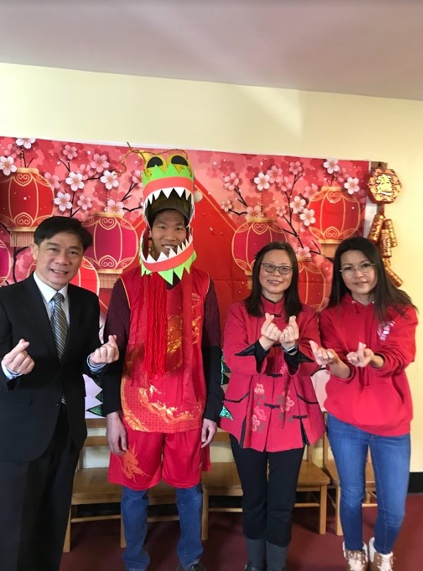 亞特蘭大僑教中心歐宏偉主任(左1)和師生一同慶新年