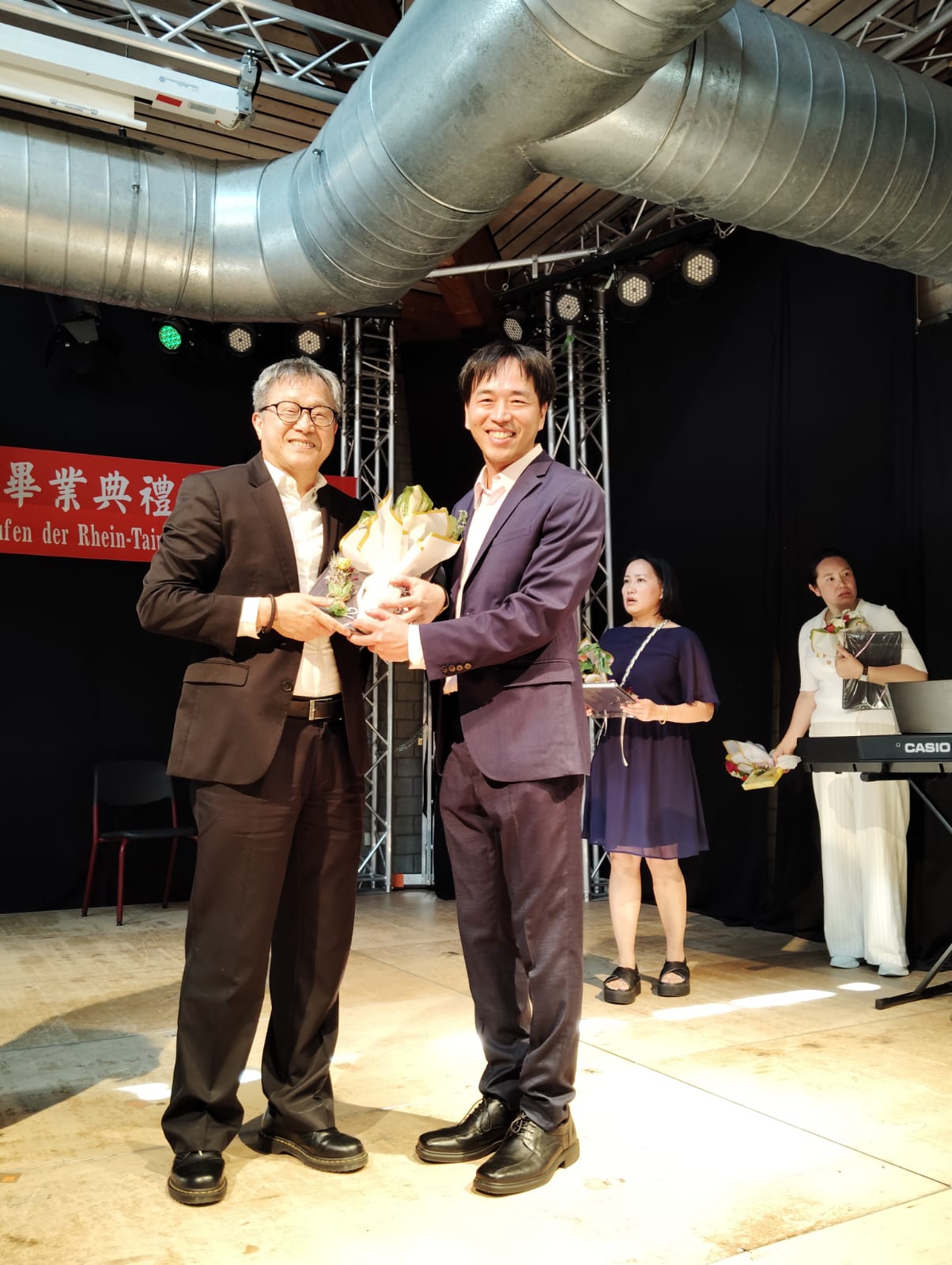 台灣駐德國代表謝志偉大使， 特別從柏林趕來共襄盛舉， 讓畢業典禮更添光彩