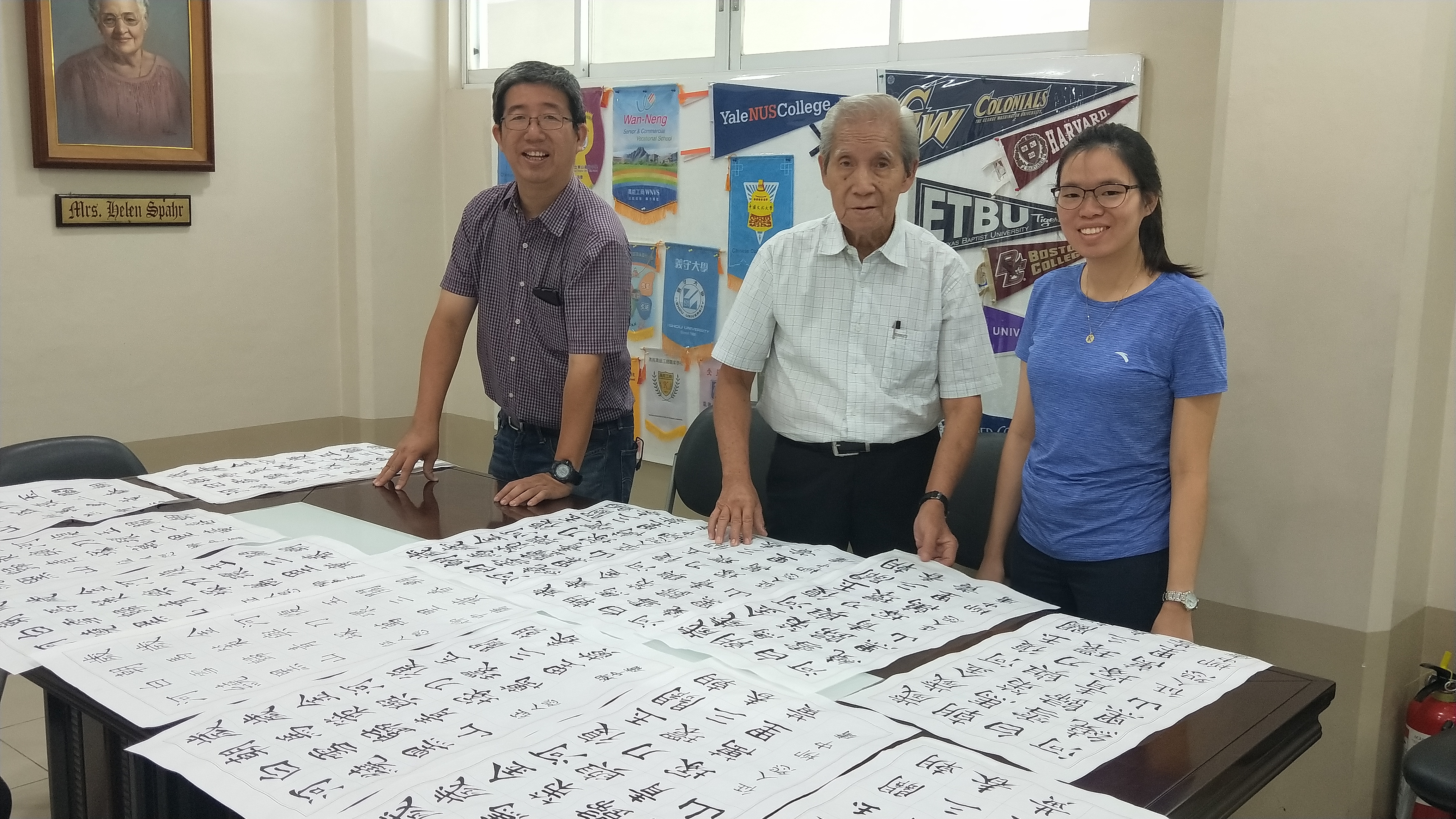 僑社著名畫家施扶西父子畫會，畫家施扶西先生(中)、施杰偉先生(左)、施純純女士(右)擔任評審