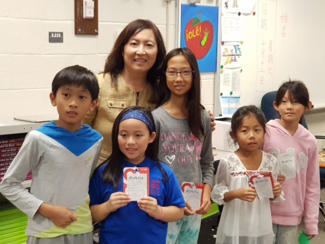 校長林香蘭與前三名及佳作學生合影。(記者林昱瑄／攝影)