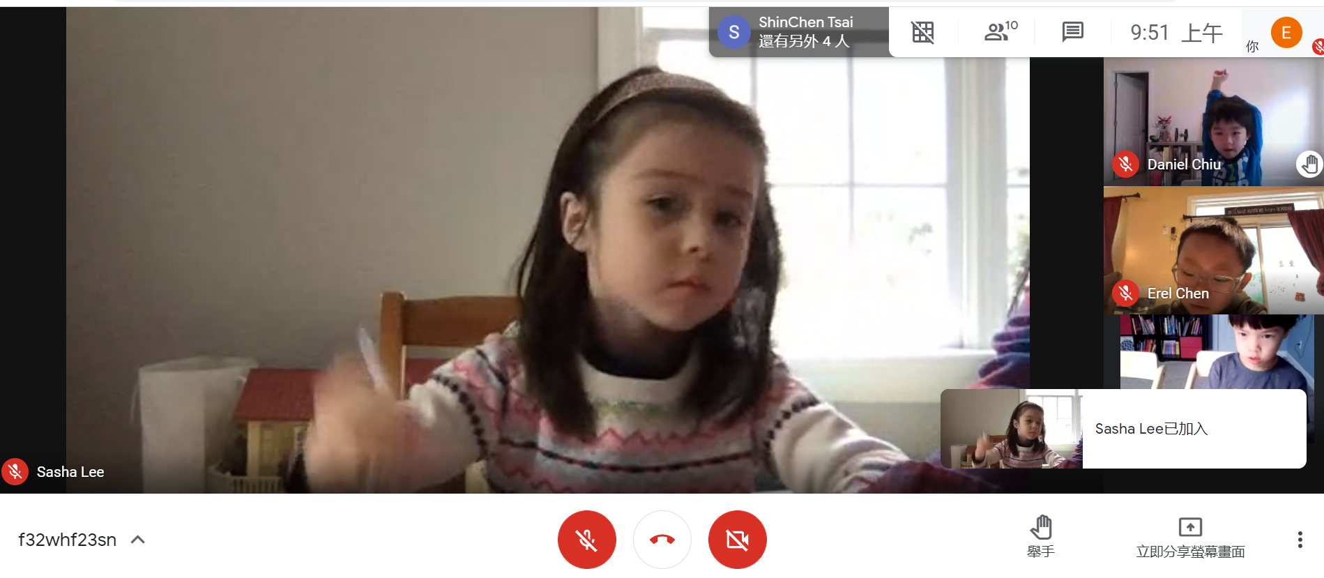 認真準備比賽的低年級學生。