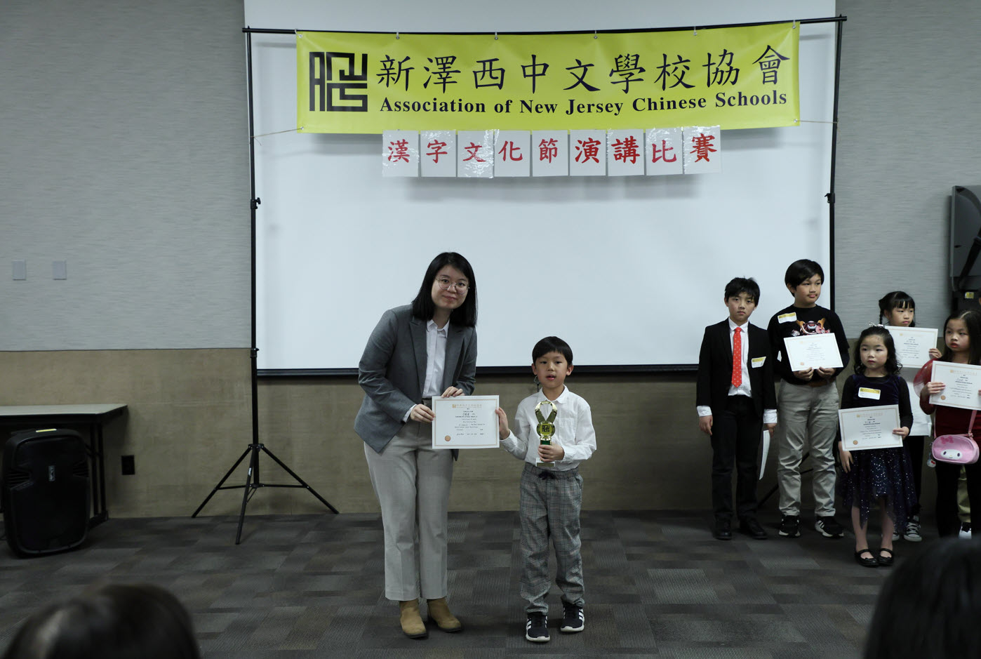 王鈺淇頒獎給低年級組。