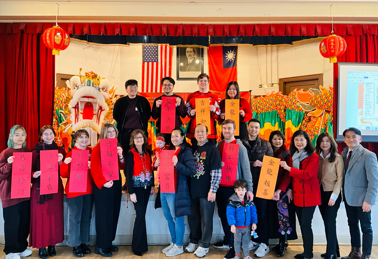 美國朋友講新年吉祥話合影