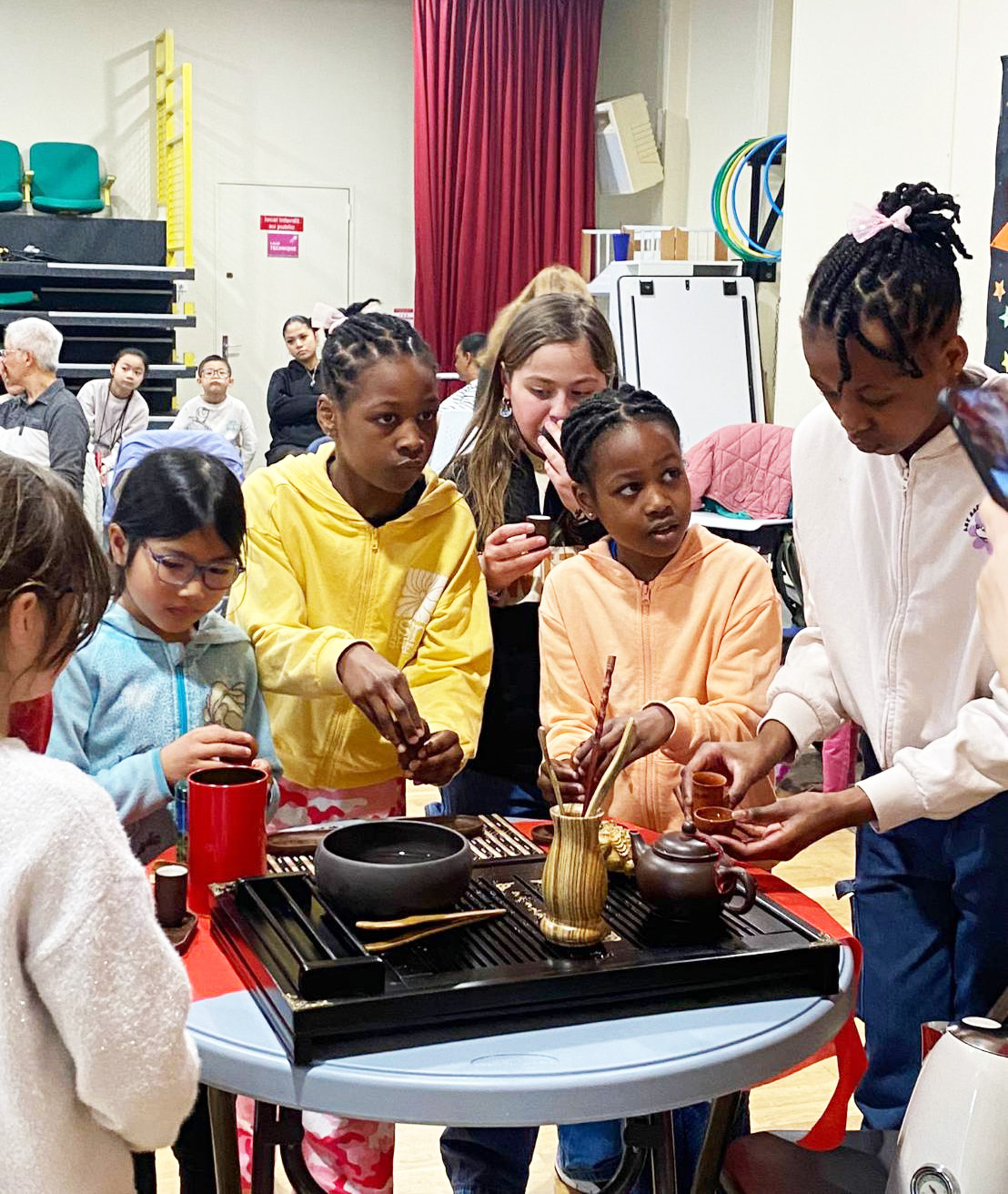 學生參與茶道文化活動