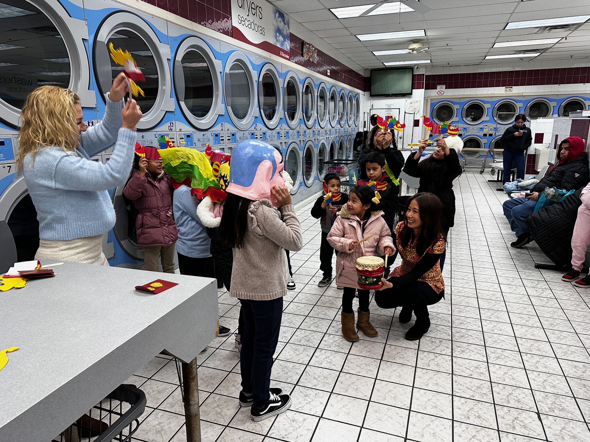 梅山中文學校校長林詩瑤讓小朋友親身體驗舞獅文化