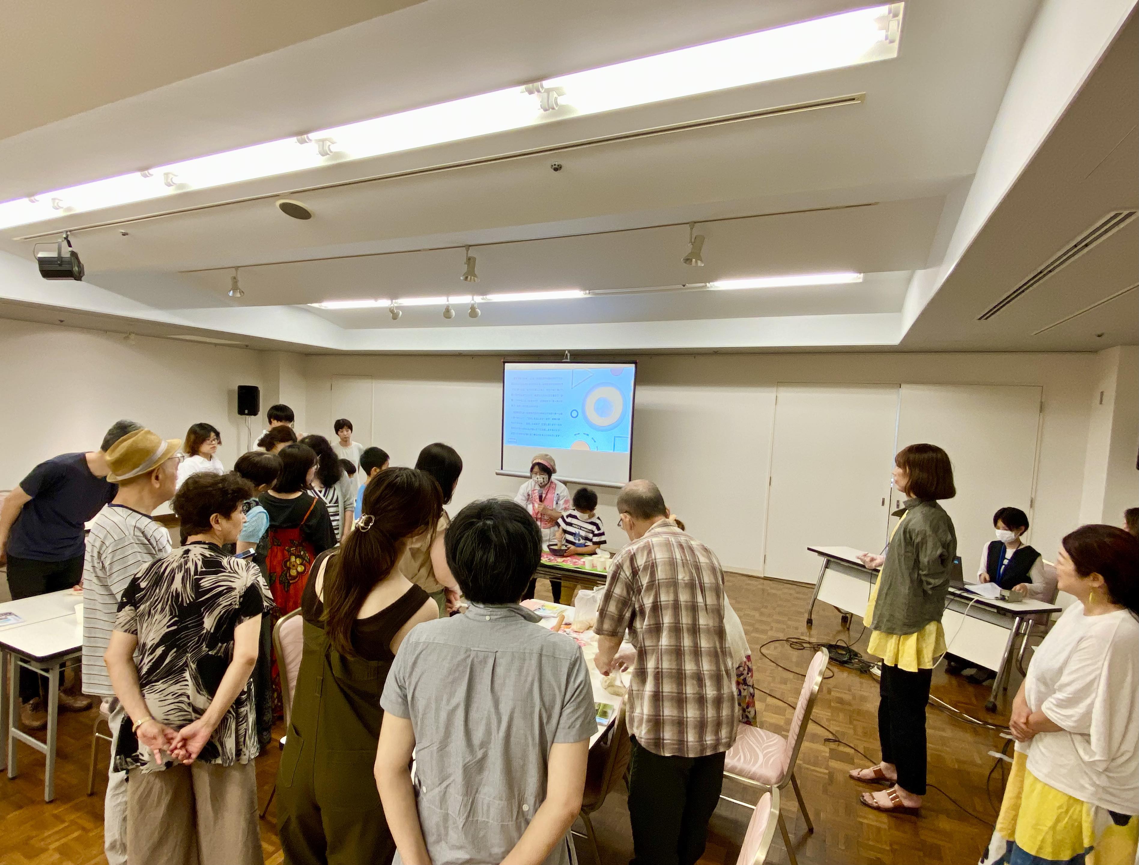 示範客家擂茶及客家麻糬做法