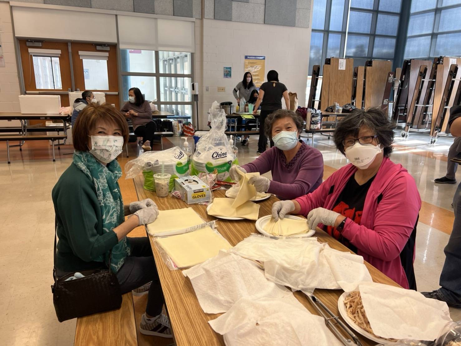 年輕阿嬤們幫忙準備材料