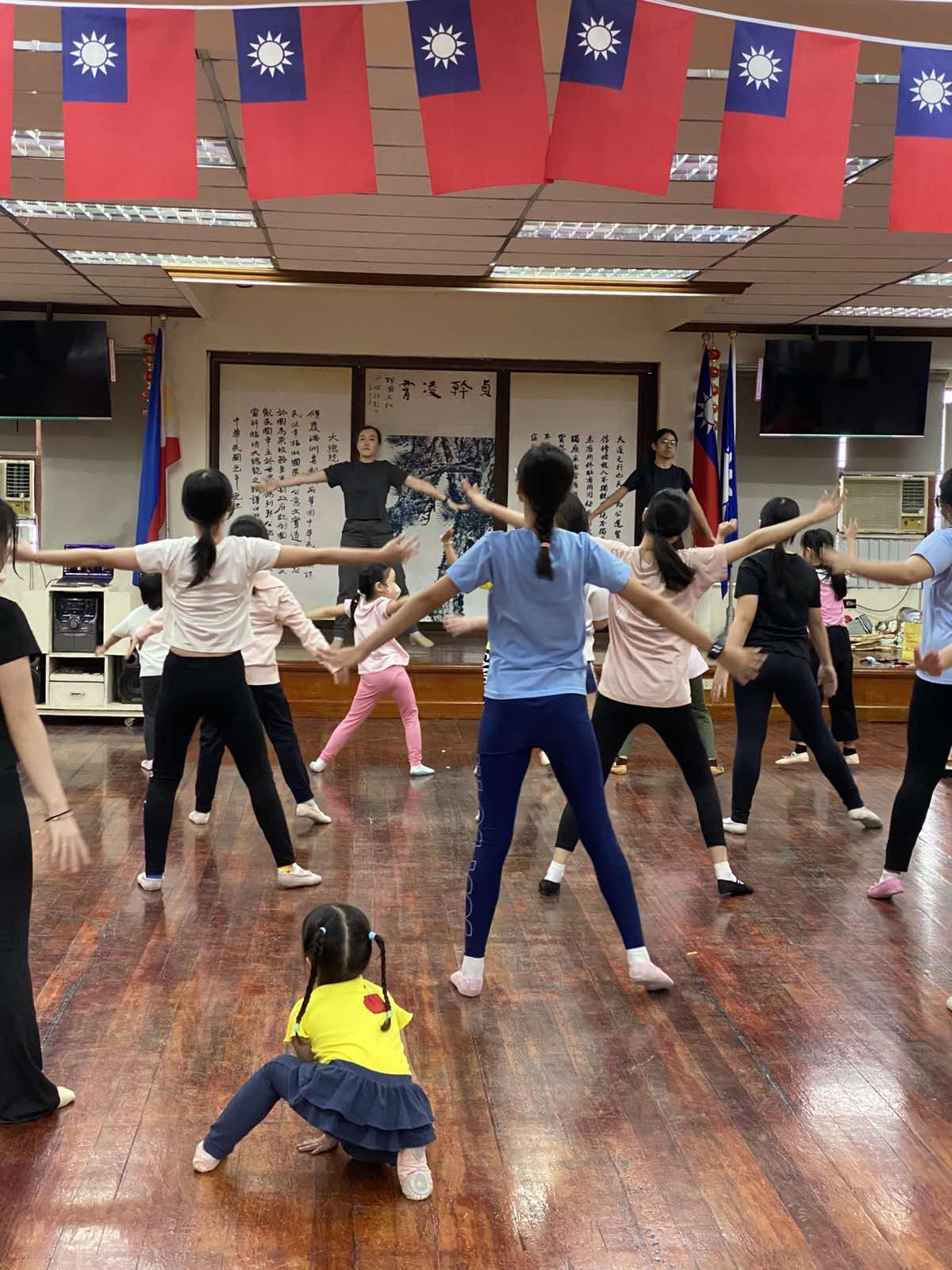 柯玫如老師帶領學生進行民族舞蹈排練，動作整齊劃一，神情專注。