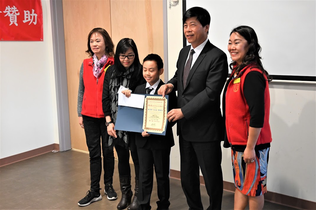 馬處長頒獎給CSL組第一名, 本會蘇淑蓉會長與陳亳蕙副會長一起合影
