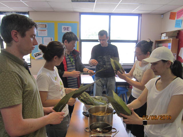 家長、學生和老師大家一起來包粽子。