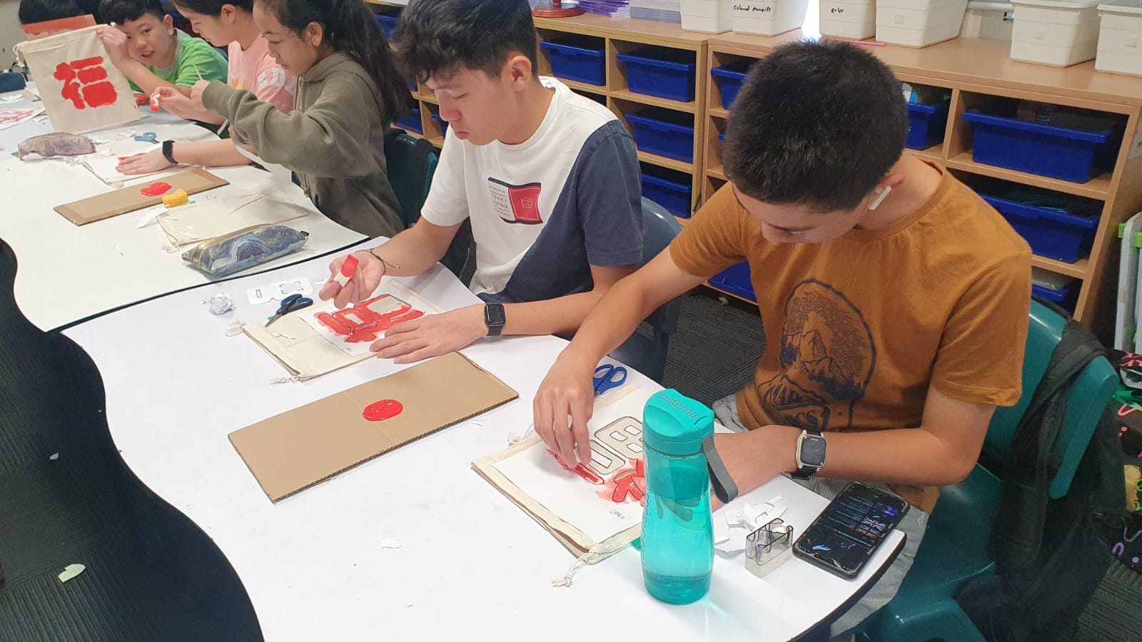 同學們聚精會神地製作