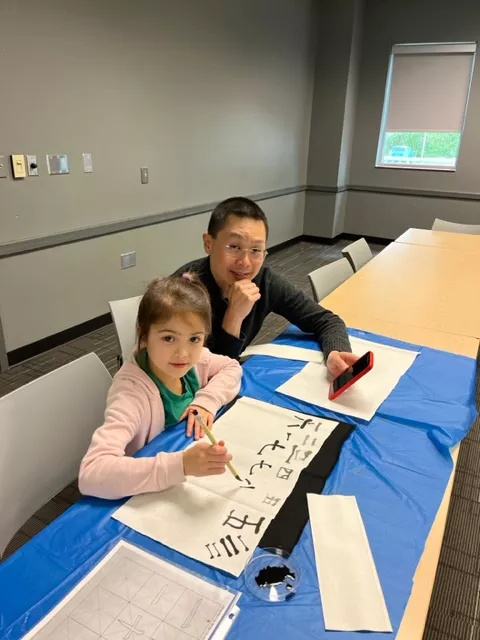 家長陪同學生一起學習書法