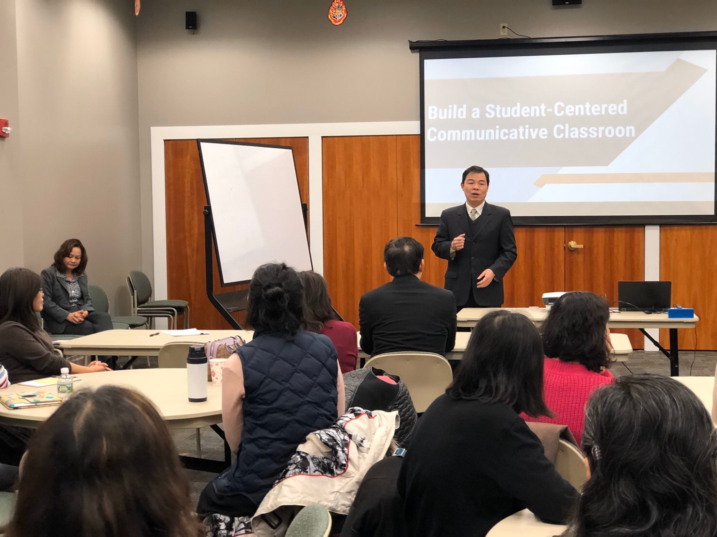 僑教中心主任黃正杰致詞並介紹僑委會各種暑期活動。