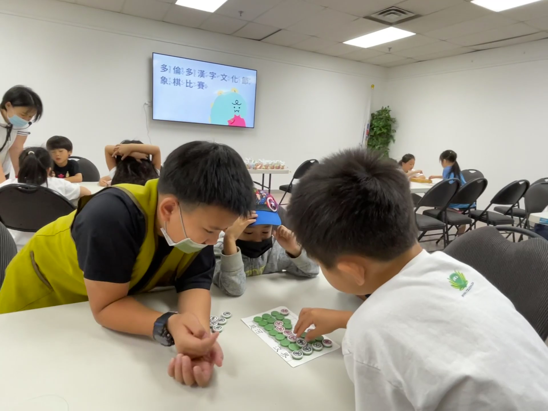 學員們靜心專注對弈中-1