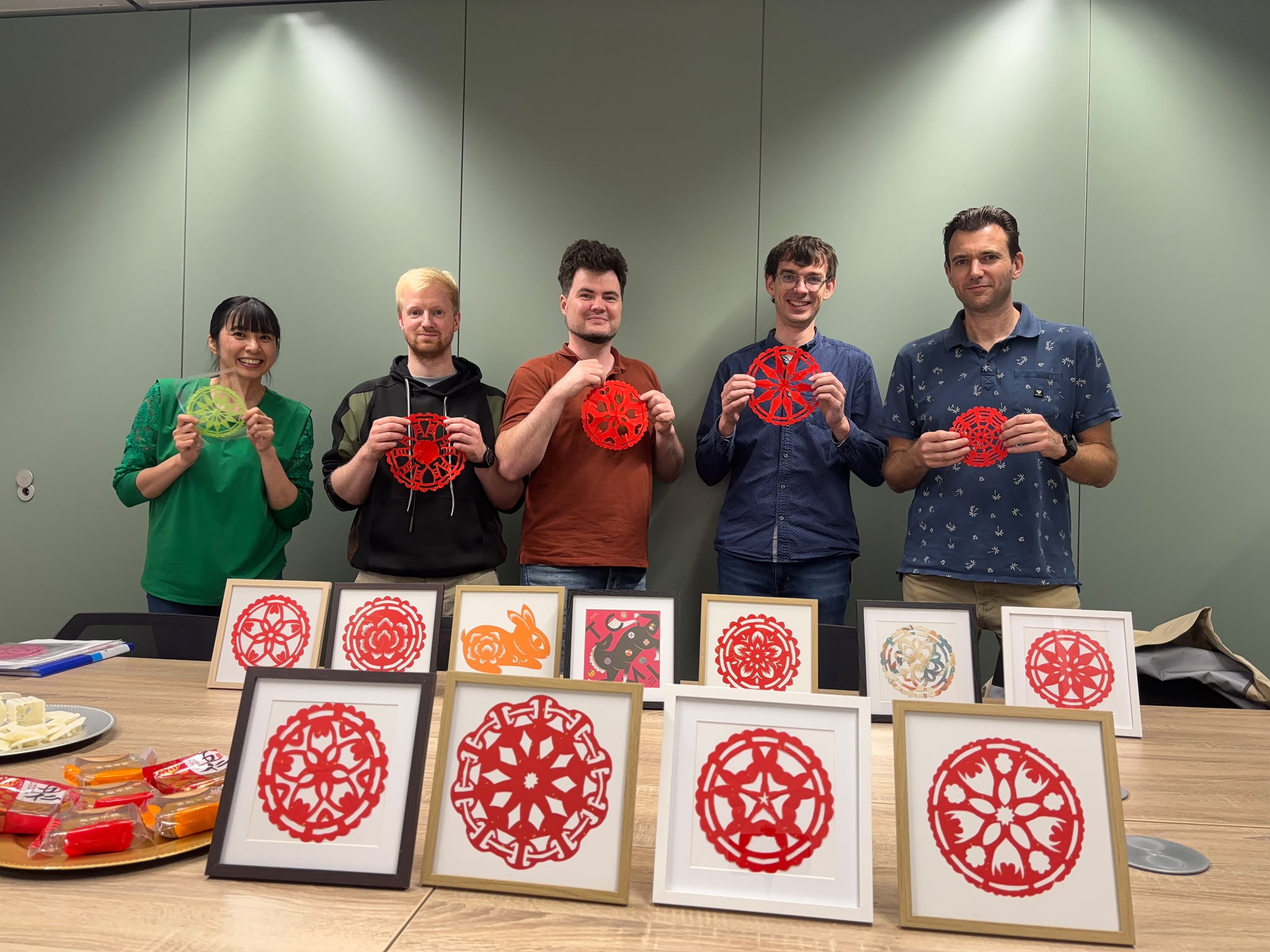 師生展示中秋月餅主題剪紙作品，紅色剪紙洋溢喜氣，也為文化交流留下溫馨回憶。