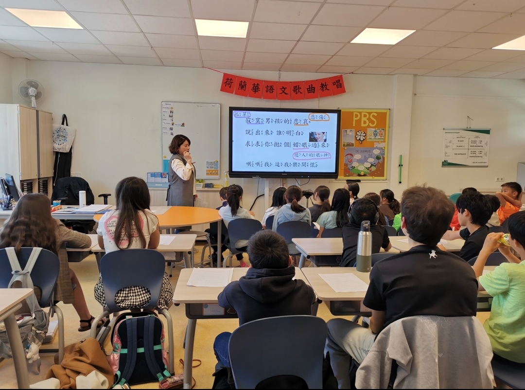 國字四班洪婉瑜老師，教唱任賢齊的「對面的女孩看過來」