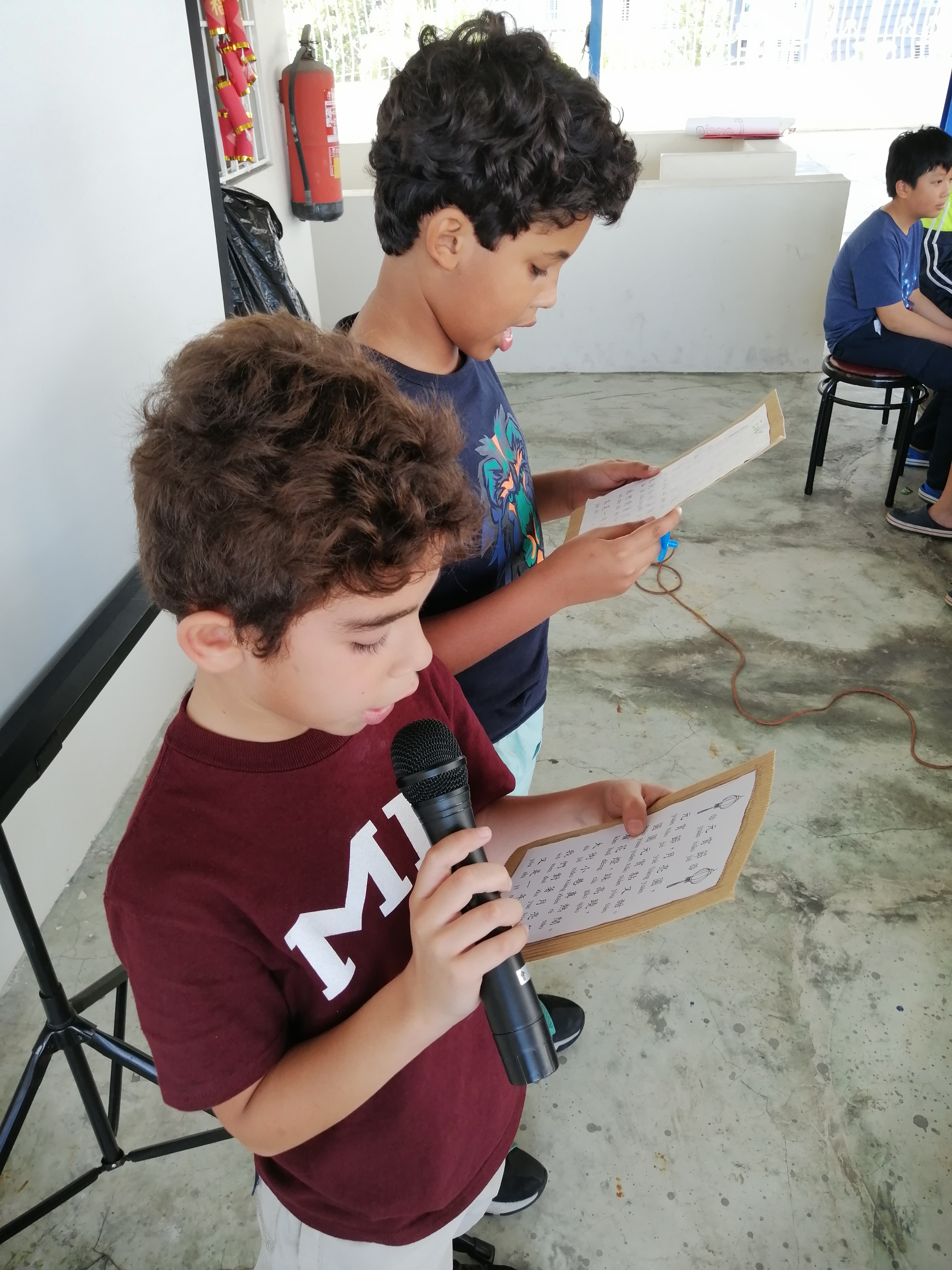 初學中文才一年的孩子，字正腔圓的念出唐詩給大家聽。