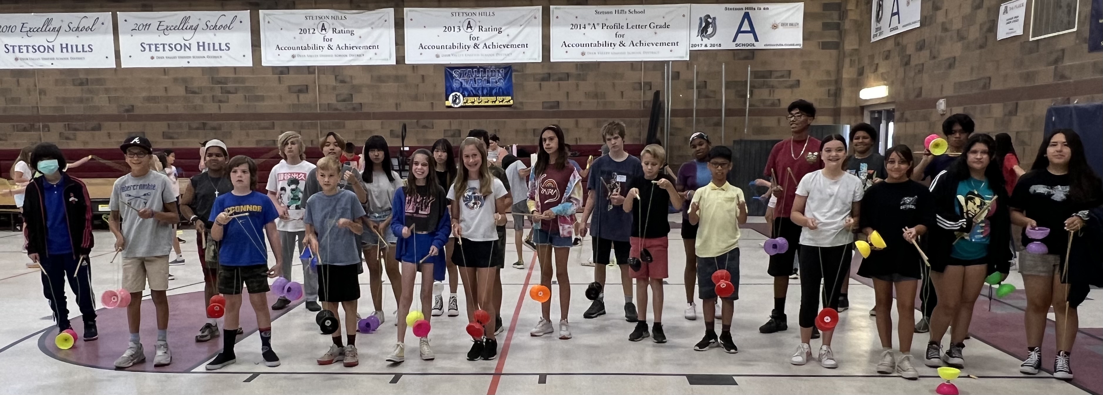 學生上扯鈴與跳繩課程