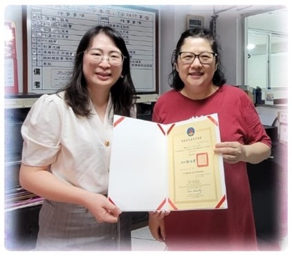 僑務秘書吳婉郡(左)代表僑委會頒贈研習證明予黃君容老師(右)