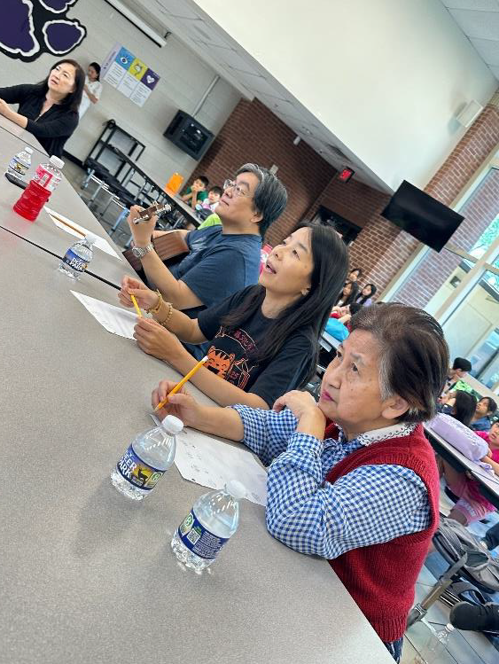 擔任評審的書法課程蔡老師(右起)、家長會副會長Queenie Lee及吉他課程劉老師