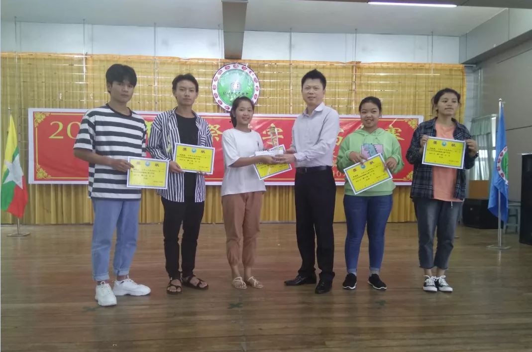 張文華組長頒發初中組獎項