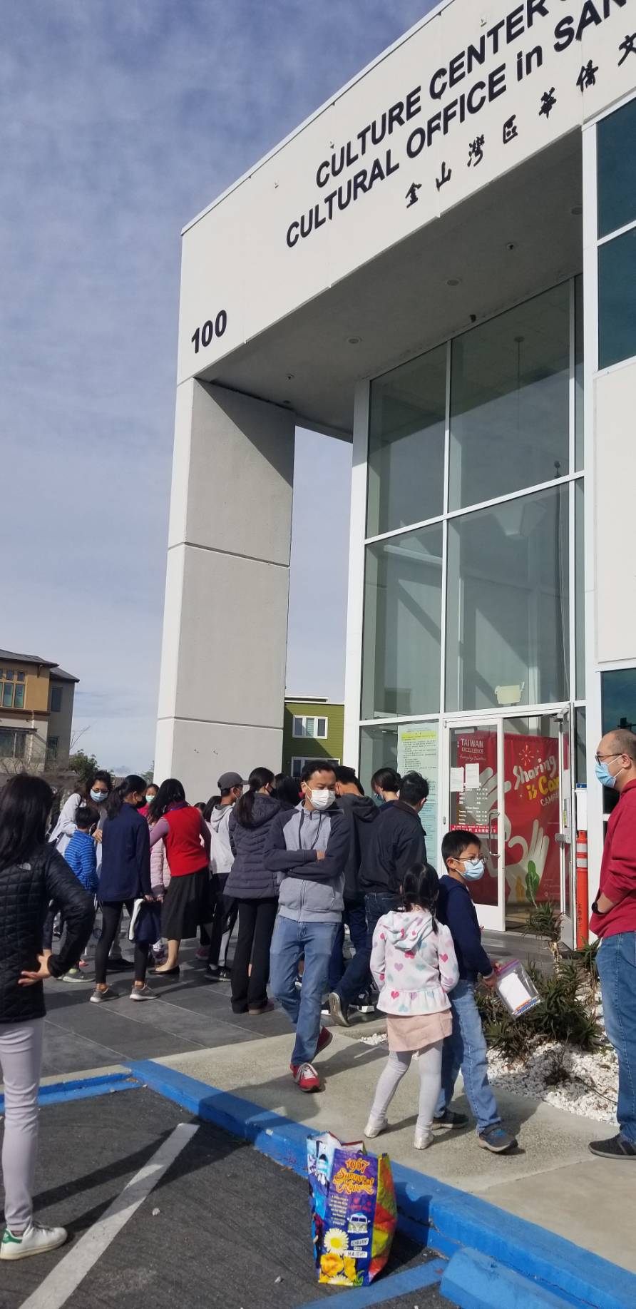 家長們目送參賽學生進入中心考場