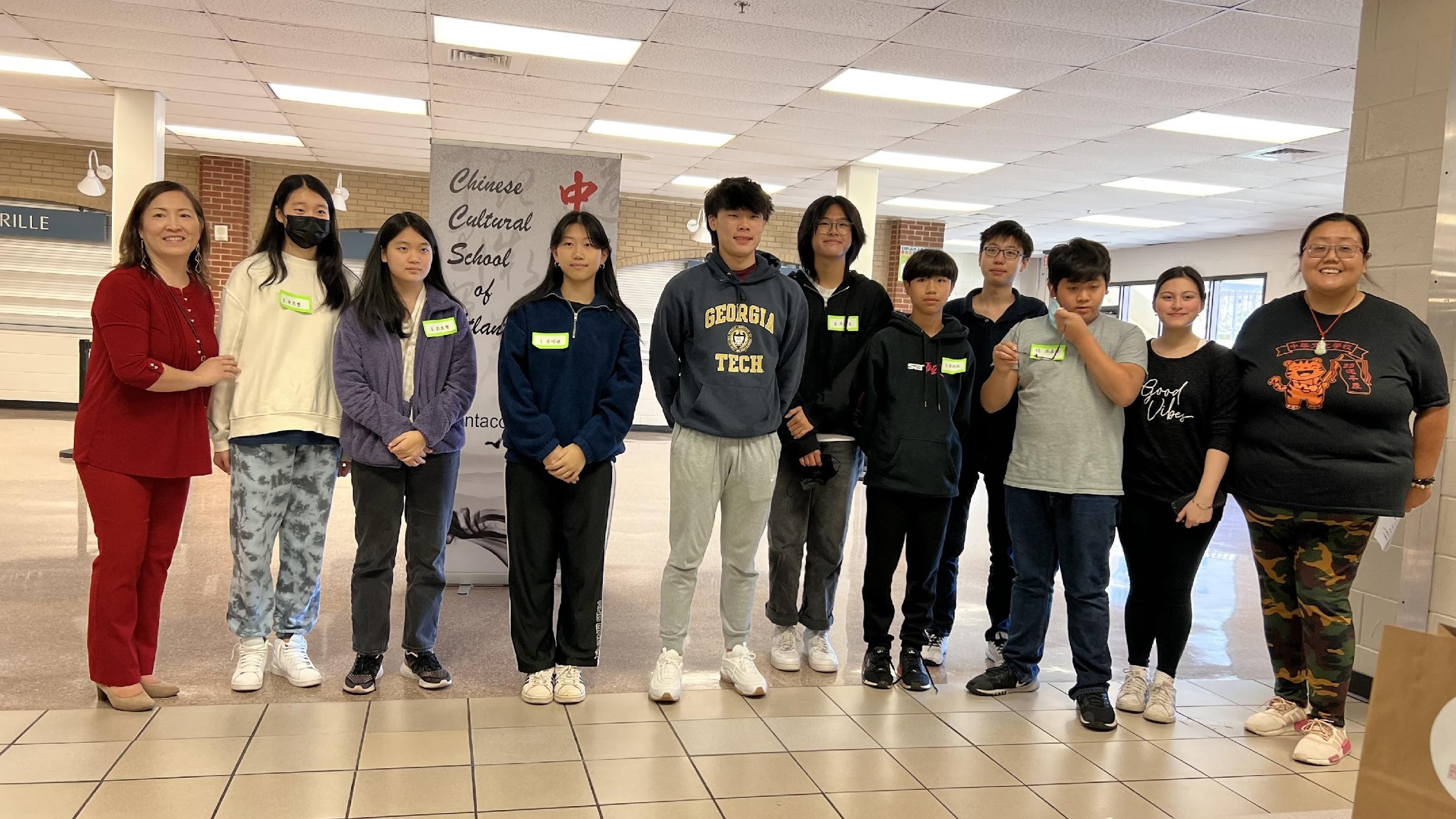 高年級組參賽選手和校長林香蘭（左一）和副校長夏忠菁（右一）合照