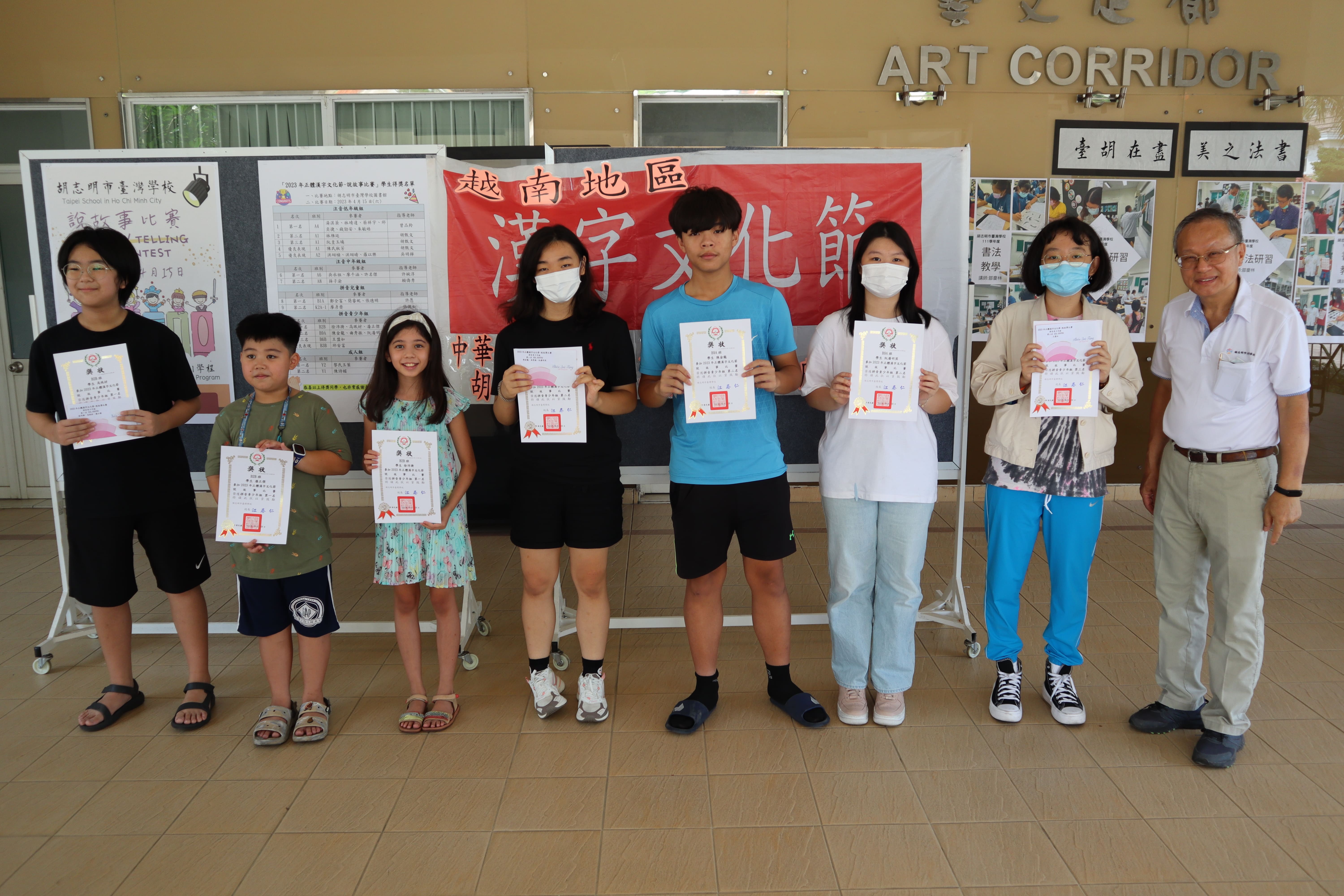 校長江春仁頒發學生獎狀和獎品