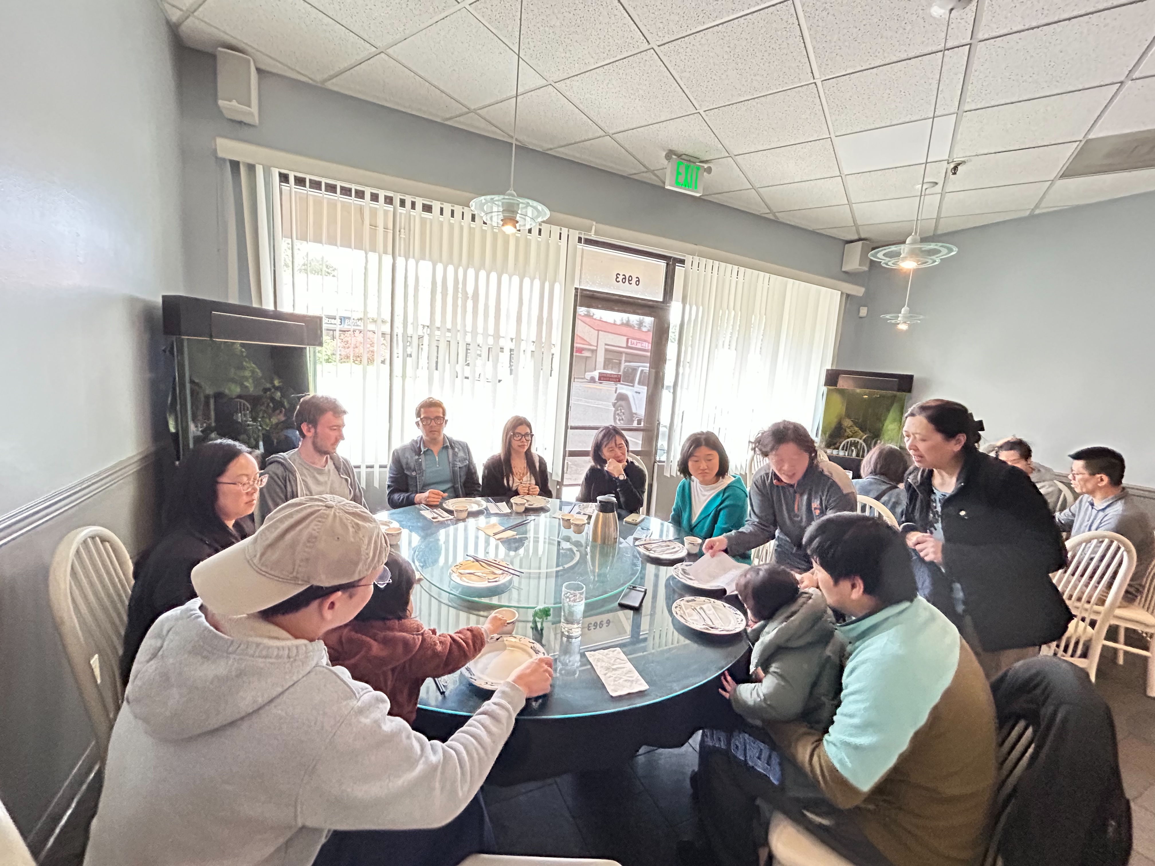 大家吃得津津有味