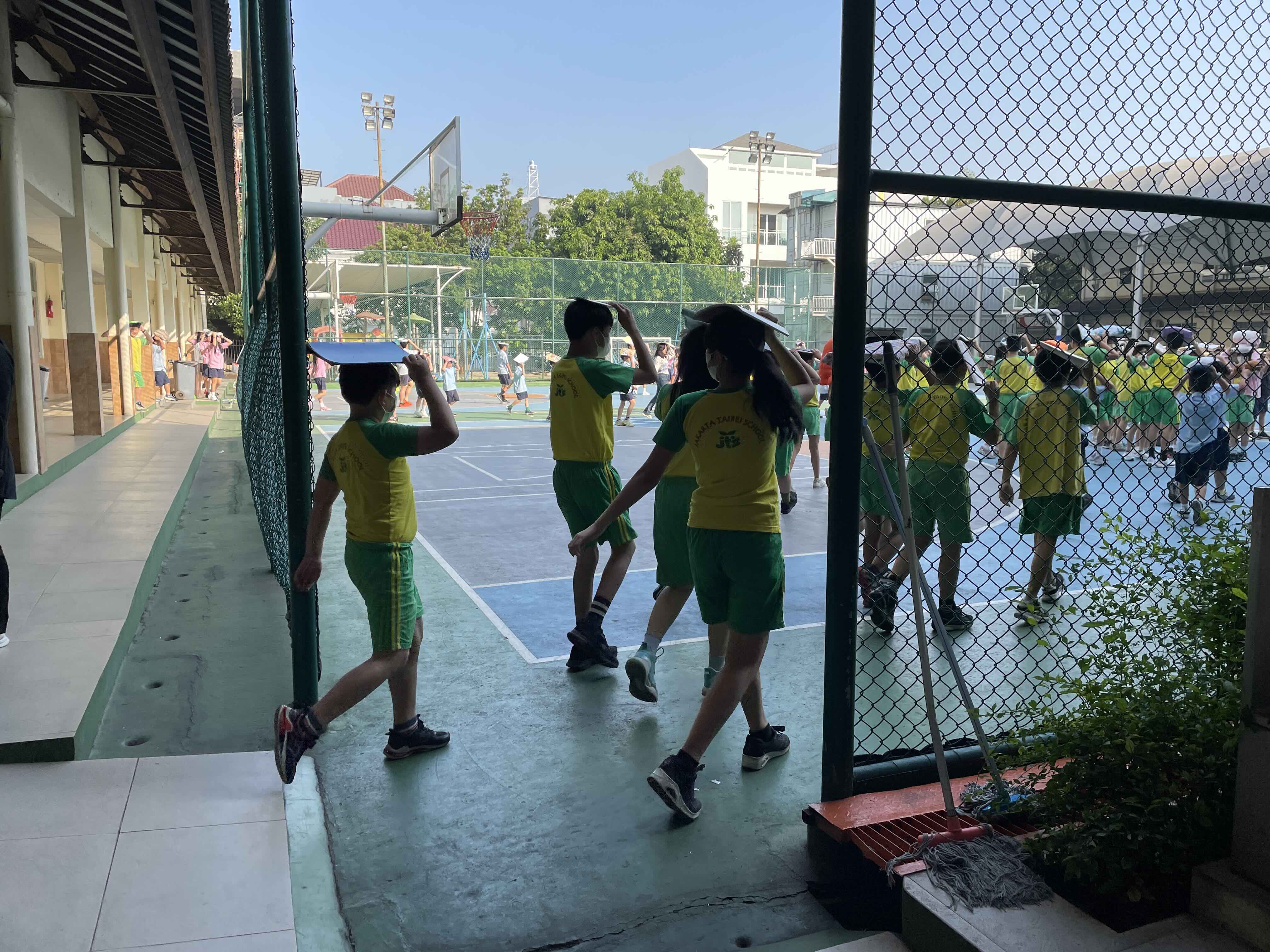 學生前往安全空地集合 