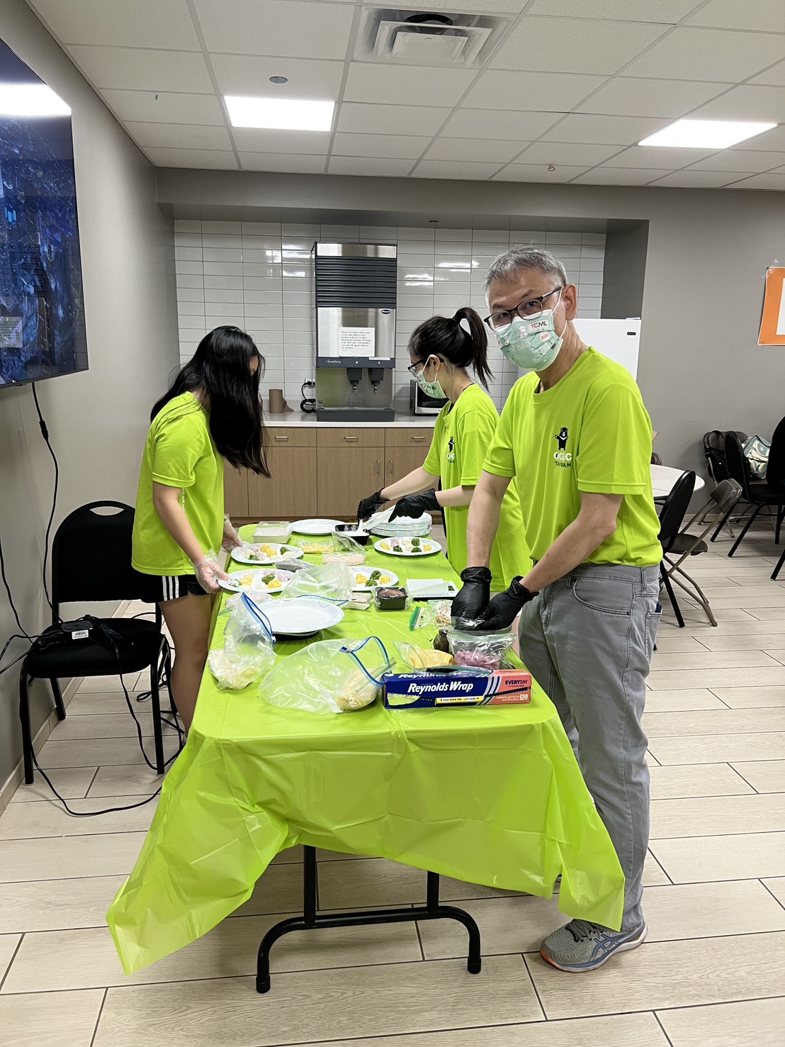 辛苦的志工們幫忙準備材料