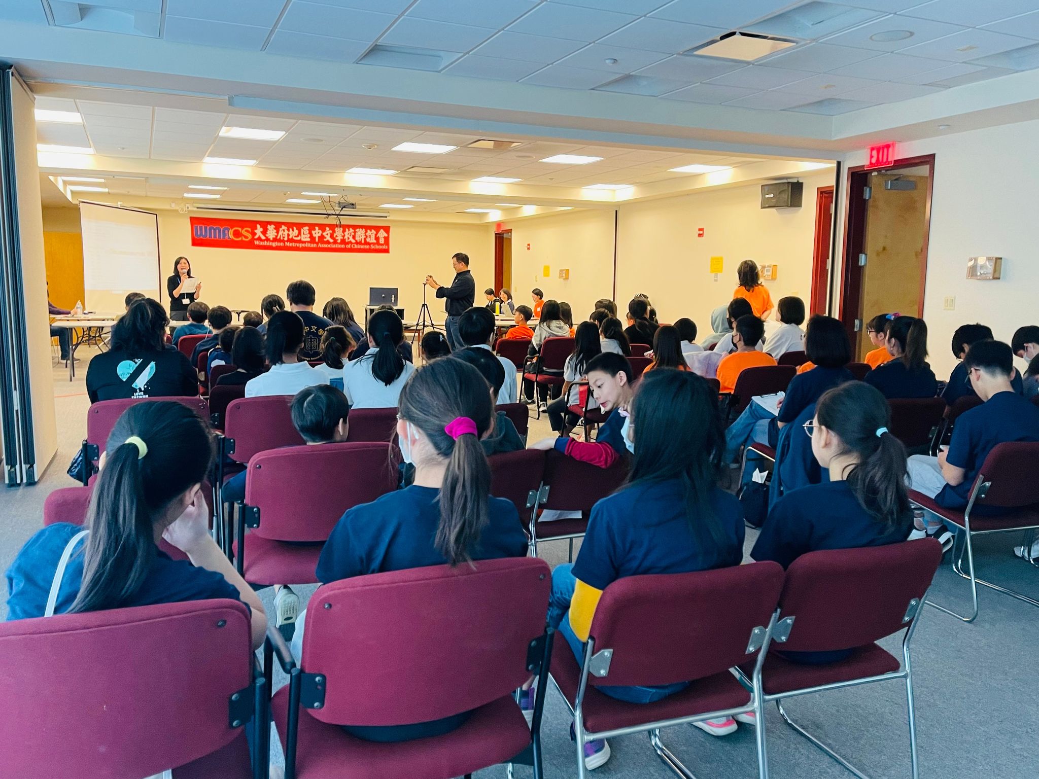 主持人解釋比賽規則