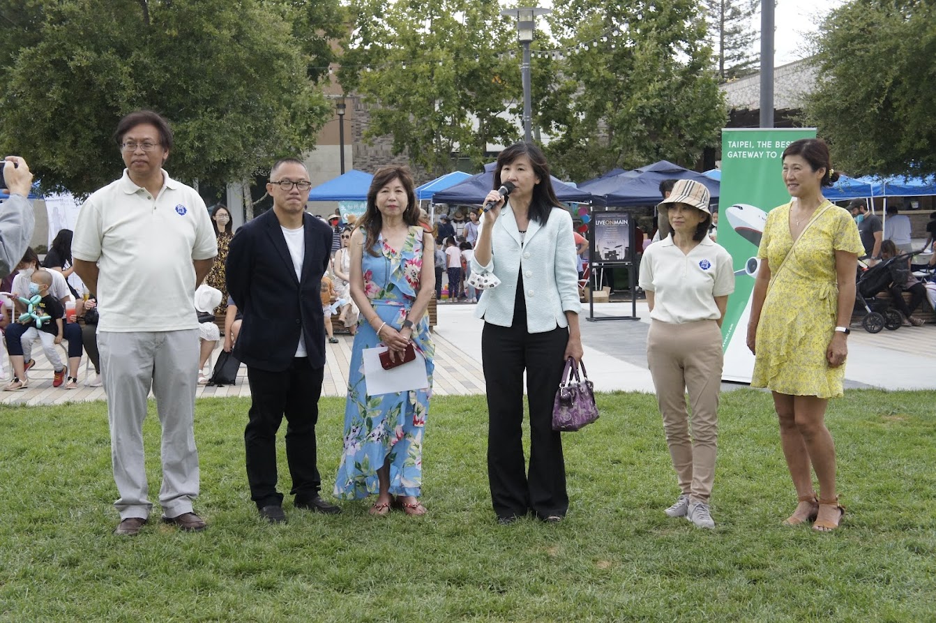 南灣文教中心莊雅淑主任蒞臨致詞