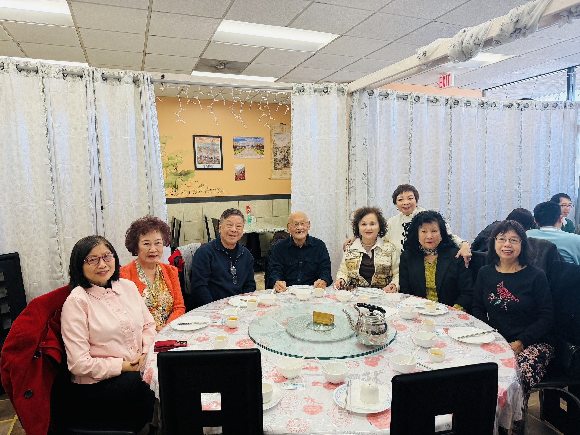 與會貴賓歡欣相聚，交流情誼，氣氛熱絡融洽