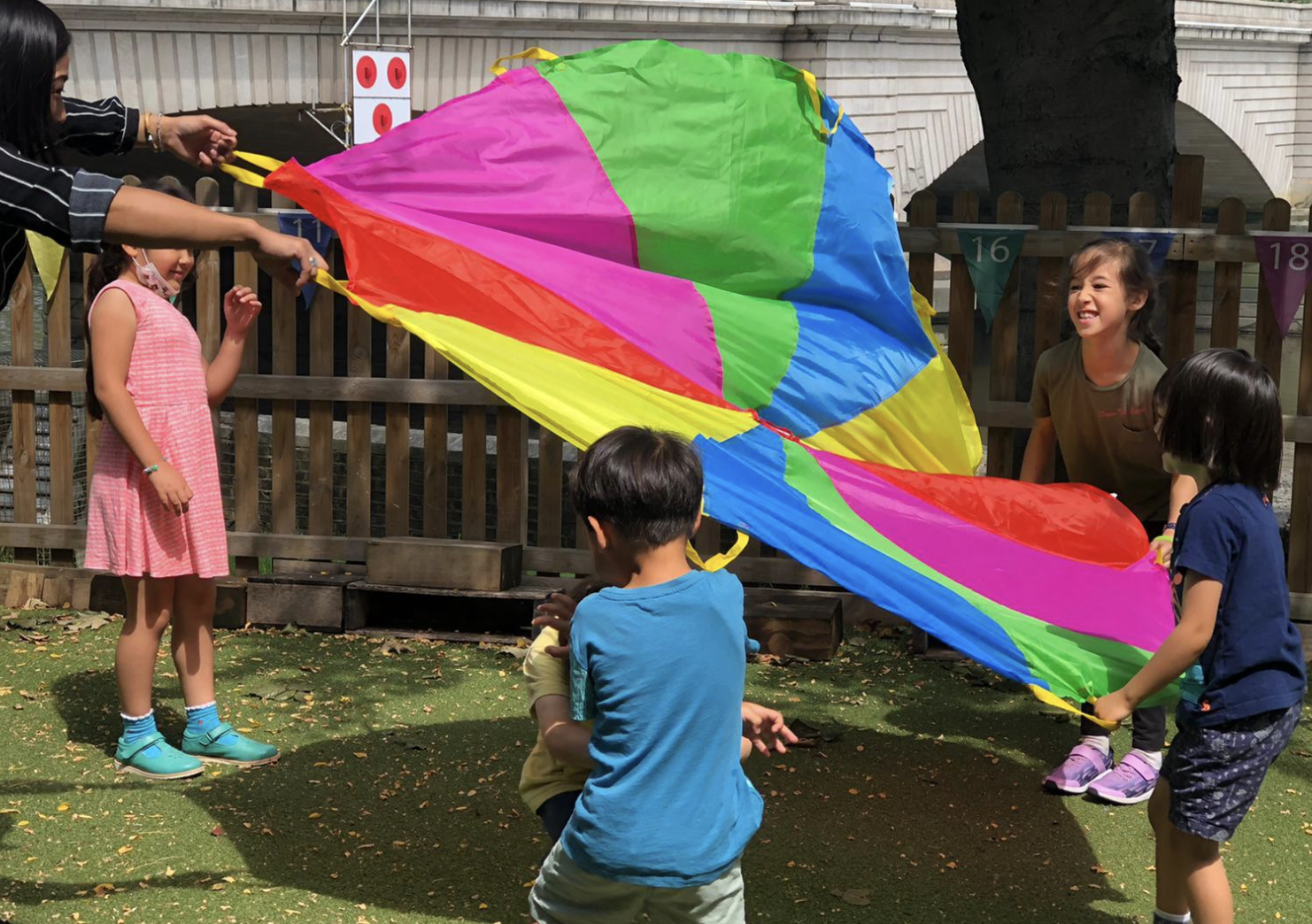 孩子們在戶外活動中盡情奔跑、笑聲不斷，度過了愉快又充實的一天！