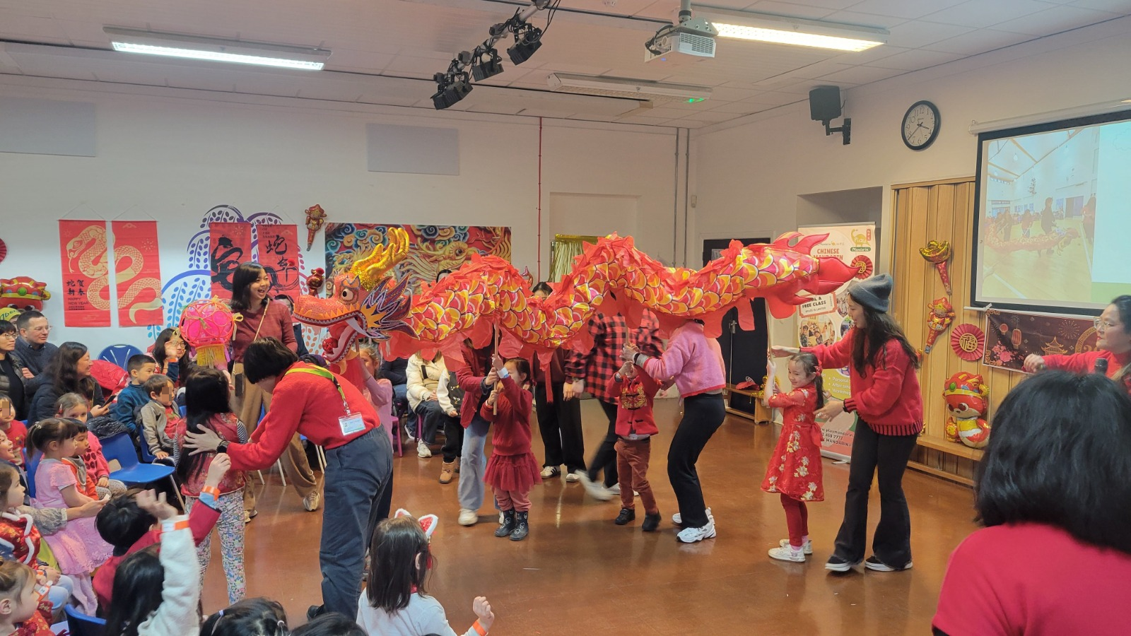 小朋友歡樂體驗傳統舞龍舞獅，感受中華文化的熱鬧與魅力。