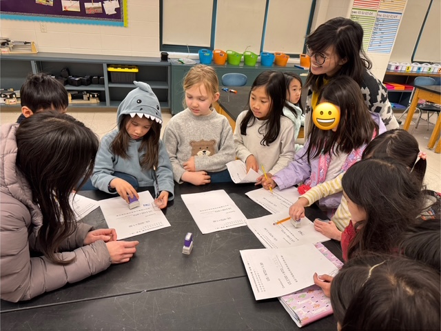 陳老師指導小朋友分組遊戲。